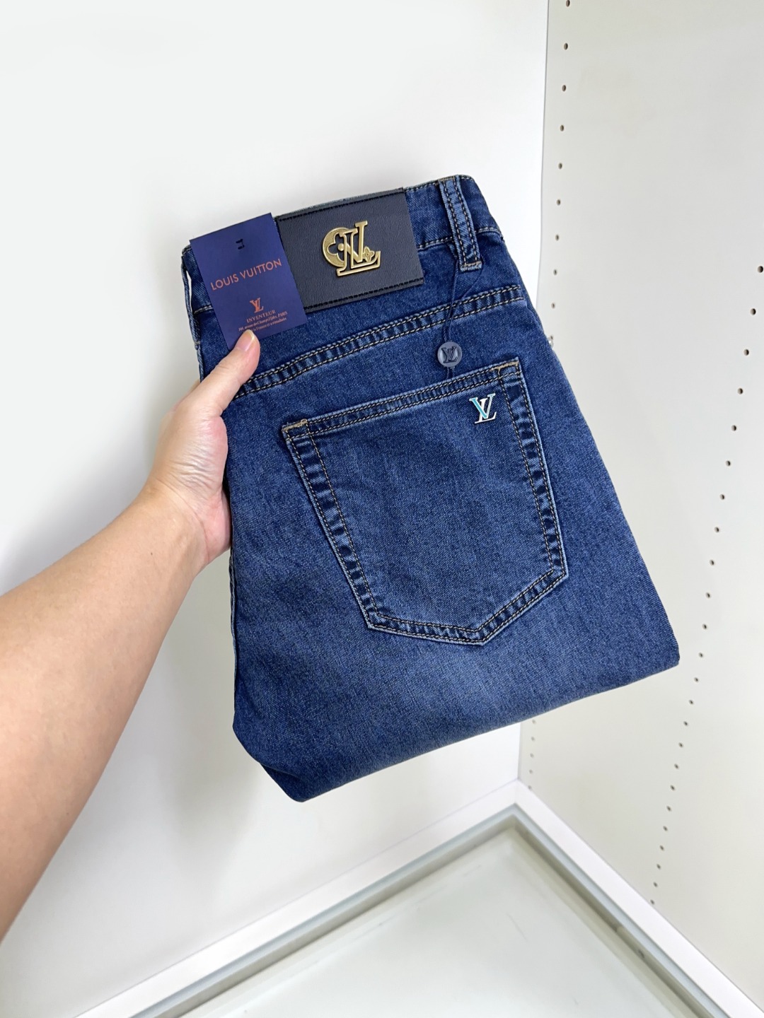 NO:123041,LV Louis Vuitton is coming, new products are available for sale in counters. The original jeans in physical stores are already 1:1 good products for the original products of all ages. The highest version of the imported European fabric in the market is comfortable, soft and skin-friendly, with super cool and fashionable and versatile upper body effect, straight and stylish, a must-have for the wardrobe!  Suitable for any occasion Size 29-40, louis vuitton,louis vuitton,jeans,alexander wang19860909LV 路易威登 爆款来袭 新款新品 专柜有售 实体店已极品牛仔裤专柜原版1:1好货,适合各个年龄段.市场最高版本的欧洲进口面料.舒适柔软亲肤,上身效果超级棒时尚百搭,笔挺有型,衣橱必备！适合任何场合穿着 尺码29-40,,louis vuitton,louis vuitton,jeans,alexander wang,Men's clothing