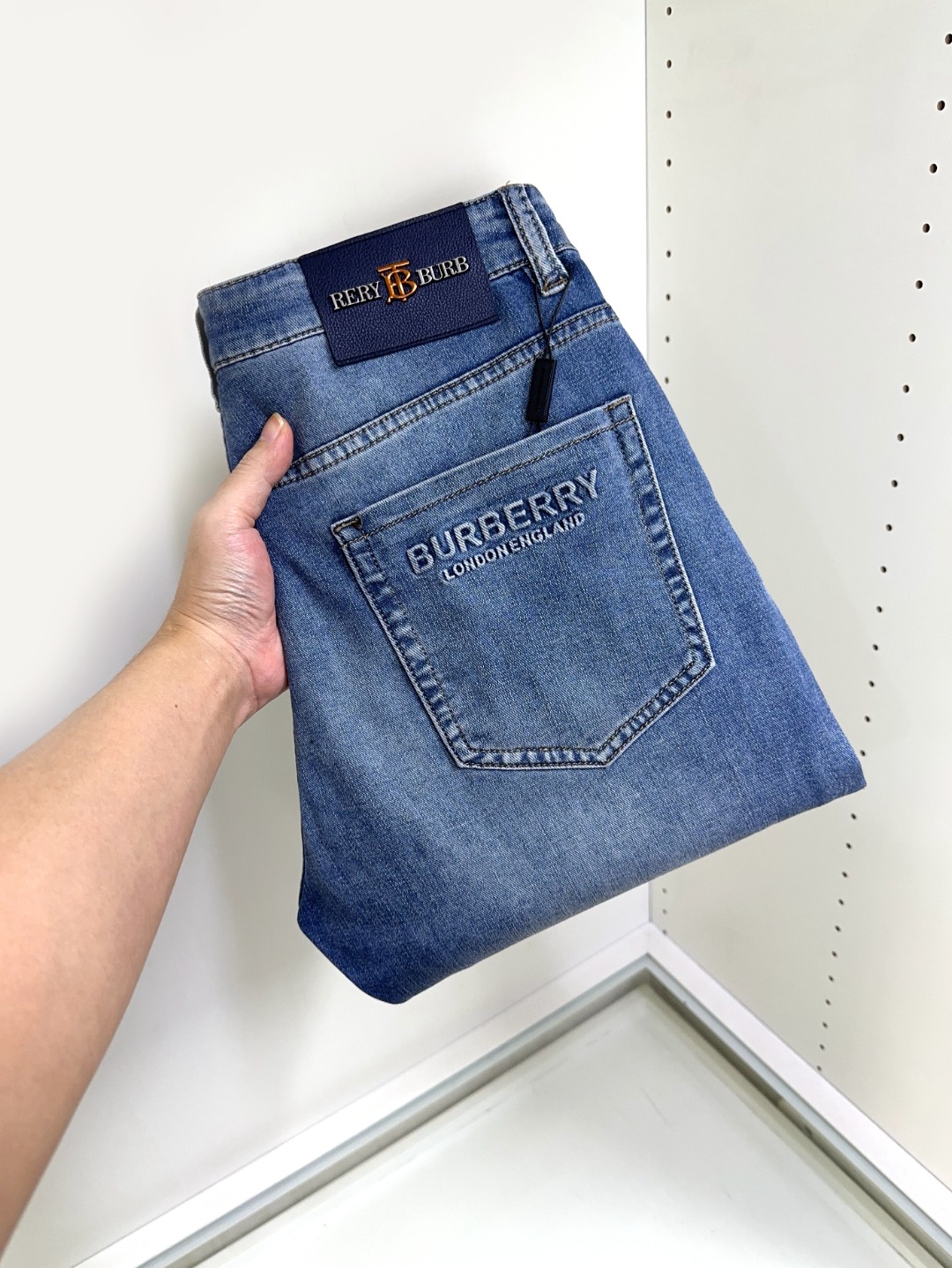 NO:123032,Burberry Burberry is coming, new models and new products are available for sale in the counter. The original jeans in physical stores are already 1:1 good products for the original jeans in the counter, suitable for all ages. The highest version of the imported European fabric in the market is comfortable, soft and skin-friendly, with super cool and fashionable and versatile upper body effect, straight and stylish, a must-have for the wardrobe!  Suitable for any occasion Size 29-40, Burberry, Burberry, Jeans, Alexander wang19860909Burberry 巴宝莉 爆款来袭 新款新品 专柜有售 实体店已极品牛仔裤专柜原版1:1好货,适合各个年龄段.市场最高版本的欧洲进口面料.舒适柔软亲肤,上身效果超级棒时尚百搭,笔挺有型,衣橱必备！适合任何场合穿着 尺码29-40,,burberry,burberry,jeans,alexander wang,Men's clothing