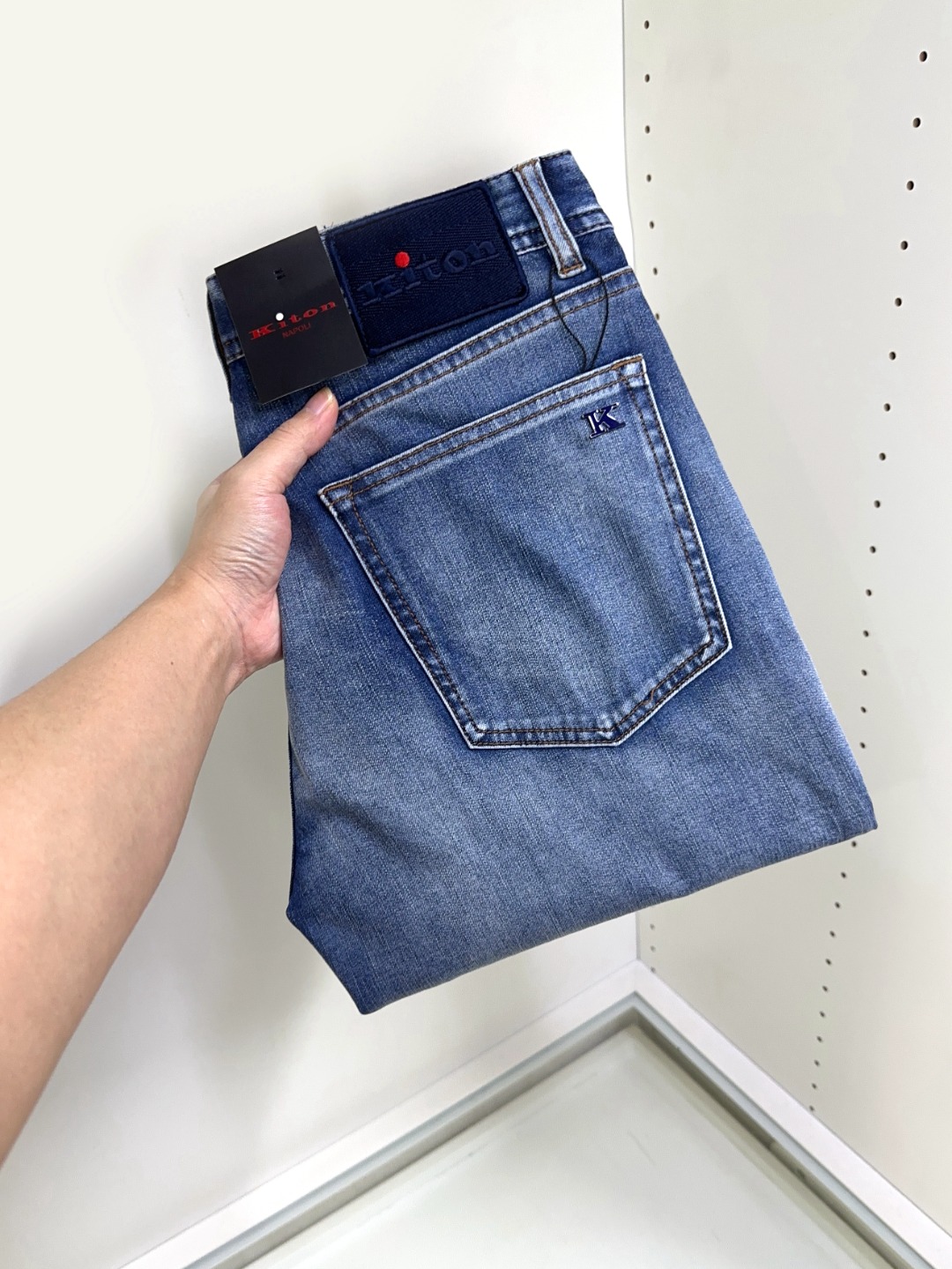 NO:123026,Kiton hits, new styles and new products available for sale in the counter. The original jeans in physical stores are already 1:1 good products for the counter, suitable for all ages. The highest version of the imported European fabric in the market is comfortable, soft and skin-friendly, with super cool and fashionable and versatile effect, straight and stylish, a must-have for the wardrobe!  Suitable for any occasion Size 29-40, jeans,alexander wang19860909Kiton 爆款来袭 新款新品 专柜有售 实体店已极品牛仔裤专柜原版1:1好货,适合各个年龄段.市场最高版本的欧洲进口面料.舒适柔软亲肤,上身效果超级棒时尚百搭,笔挺有型,衣橱必备！适合任何场合穿着 尺码29-40,,jeans,alexander wang,Men's clothing