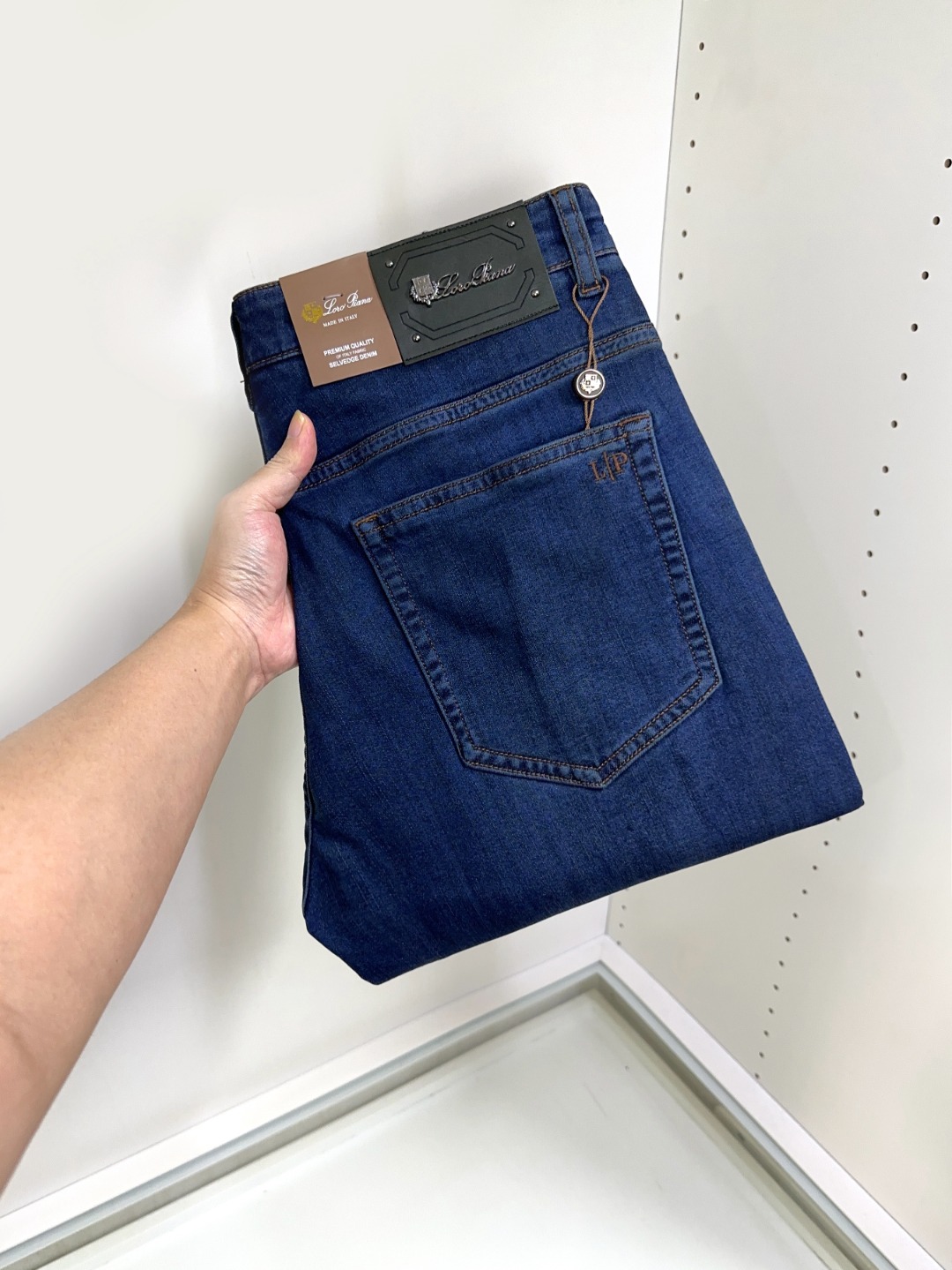 NO:123036,LP hits, new models and new products are available for sale in the counter. The original jeans in physical stores are already 1:1 good products for the original products of all ages. The highest version of the imported European fabric in the market is comfortable, soft and skin-friendly, with super cool and fashionable and versatile upper body effect, straight and stylish, a must-have for the wardrobe!  Suitable for any occasion Size 29-40, loro piana, jeans, alexander wang19860909LP 爆款来袭 新款新品 专柜有售 实体店已极品牛仔裤专柜原版1:1好货,适合各个年龄段.市场最高版本的欧洲进口面料.舒适柔软亲肤,上身效果超级棒时尚百搭,笔挺有型,衣橱必备！适合任何场合穿着 尺码29-40,,loro piana,jeans,alexander wang,Men's clothing