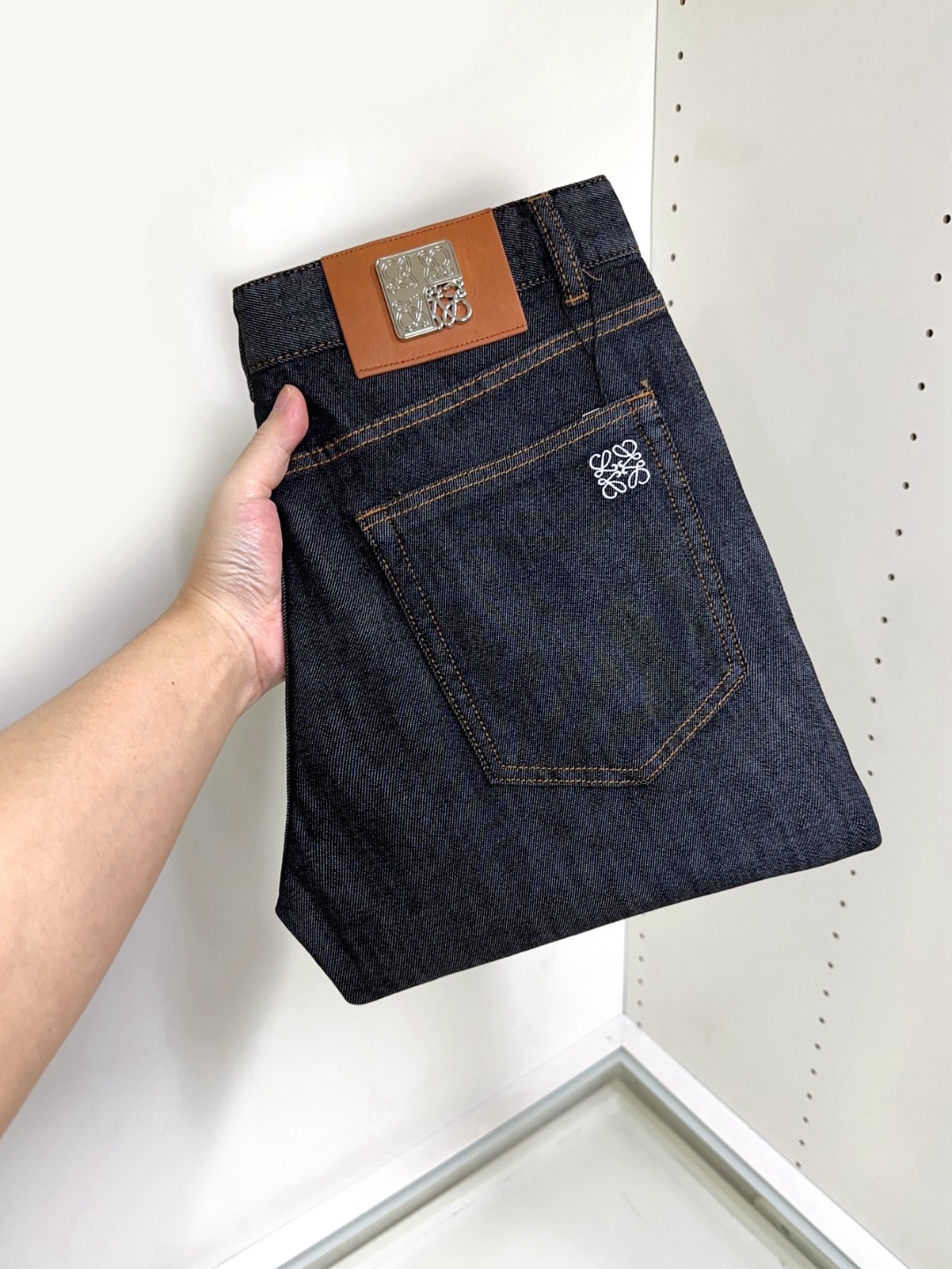 NO:123029,Loewe, hot products are coming, new products, available for sale in counters, the best jeans in physical stores are available in 1:1 original product, suitable for all ages and all ages. The highest version of imported European fabrics in the market. They are comfortable, soft and skin-friendly, with super cool and fashionable and versatile upper body effect, straight and stylish, a must-have for the wardrobe!  Suitable for any occasion Size 29-40, loewe, loewe, jeans, alexander wang19860909Loewe 罗意威 爆款来袭 新款新品 专柜有售 实体店已极品牛仔裤专柜原版1:1好货,适合各个年龄段.市场最高版本的欧洲进口面料.舒适柔软亲肤,上身效果超级棒时尚百搭,笔挺有型,衣橱必备！适合任何场合穿着 尺码29-40,,loewe,loewe,jeans,alexander wang,Men's clothing