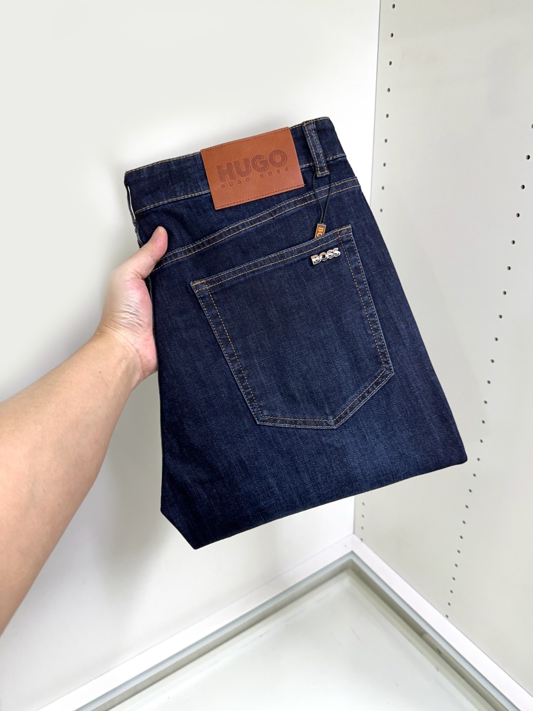 NO:123023,BOSS Boss is coming, new models and new products are available for sale in the counter. The original jeans in physical stores are already 1:1 good products for the original 1:1 of the counter, suitable for all ages. The highest version of the imported European fabric in the market is comfortable, soft and skin-friendly, with super cool and fashionable and versatile upper body effect, straight and stylish, a must-have for the wardrobe!  Suitable for any occasion Size 29-40, jeans,alexander wang19860909BOSS 波士 爆款来袭 新款新品 专柜有售 实体店已极品牛仔裤专柜原版1:1好货,适合各个年龄段.市场最高版本的欧洲进口面料.舒适柔软亲肤,上身效果超级棒时尚百搭,笔挺有型,衣橱必备！适合任何场合穿着 尺码29-40,,jeans,alexander wang,Men's clothing