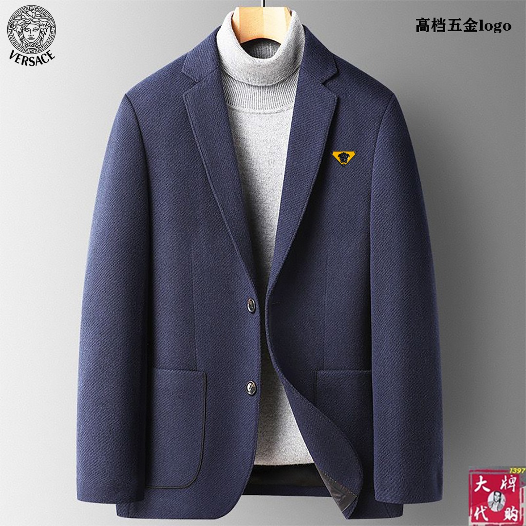 NO:123030,Versace Original Autumn and Winter New casual blazer Global high-end top brand garments Top original casual blazer Milan fashion conference catwalk Golden ratio Original singular hardware accessories Warm and fashionable One needle and one thread Show luxury quality Rare sources of goods Good goods speak with quality Size M-4XL (can be worn about 195 catties), versace, versace, jackets & coats, business suit, gold, alexander wang19860909Versace 范思哲 秋冬季原单 新款休闲西装外套 全球高端顶级品牌成衣 顶级原单休闲西装外套 米兰时装发布会走秀款 黄金比例 原单原版五金辅料 保暖不失时尚 一针一线尽显奢华品质 市场稀有货源 好货用品质说话 尺码M-4XL (可穿195斤左右）,,versace,versace,jackets & coats,business suit,gold,alexander wang,Men's clothing