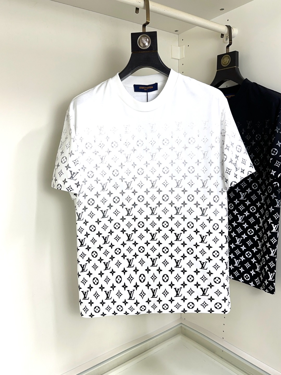 NO:123053,LV Louis Vuitton Fat Brother Gospel Max XL can wear 200 catties Top round neck casual short sleeves Top version High-end custom versatile styles Anyone can easily control the fabric is fully customized craftsmanship The latest logo design of the luxurious classic brand on the chest is very high-end, and those who understand goods must enter!  The style and tailoring are slim styles, which are very exquisite, showing aura and highlighting the exquisiteness of business men. This is the unique feature, the right slim fit, and the upper body effect is very good!  Size XS-XL (counter code is equivalent to M-3XL), louis vuitton,louis vuitton,t-shirt,alexander wang19860909LV 路易威登 胖哥福音最大XL可穿200斤 顶级圆领休闲短袖 顶级版本 高级定制百搭款式 任何人都可以轻松驾驭 面料全订制工艺 胸前奢华经典品牌最新logo设计,非常显档次懂货的必须入！版型剪裁属于修身款 非常精致,显气场,又会凸显商务男士的精致,这就是独到之处,恰到好处的修身,上身效果非常赞！尺码XS-XL（专柜码等同M-3XL）,,louis vuitton,louis vuitton,T-shirt,alexander wang,Men's clothing