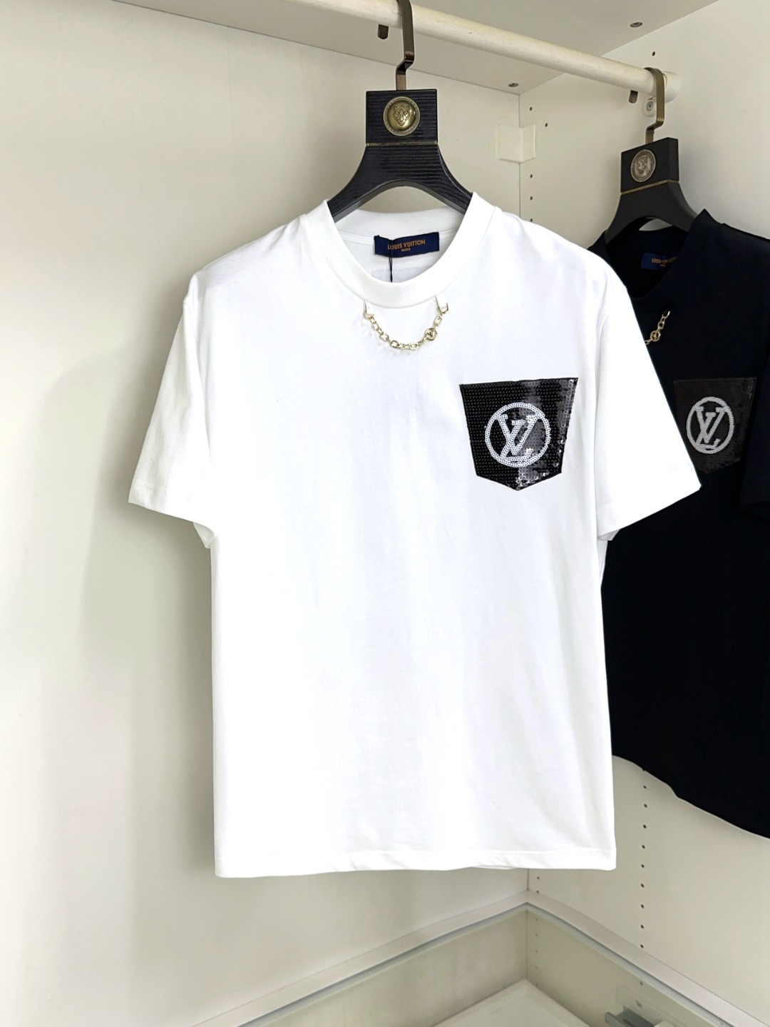 NO:123060,LV Louis Vuitton Fat Brother Gospel Max XL can wear 200 catties Top round neck casual short sleeves Top version High-end custom versatile styles Anyone can easily control the fabric is fully customized craftsmanship The latest logo design of the luxurious classic brand on the chest is very high-end, and those who understand goods must enter!  The style and tailoring are slim styles, which are very exquisite, showing aura and highlighting the exquisiteness of business men. This is the unique feature, the right slim fit, and the upper body effect is very good!  Size XS-XL (counter code is equivalent to M-3XL), louis vuitton,louis vuitton,t-shirt,alexander wang19860909LV 路易威登 胖哥福音最大XL可穿200斤 顶级圆领休闲短袖 顶级版本 高级定制百搭款式 任何人都可以轻松驾驭 面料全订制工艺 胸前奢华经典品牌最新logo设计,非常显档次懂货的必须入！版型剪裁属于修身款 非常精致,显气场,又会凸显商务男士的精致,这就是独到之处,恰到好处的修身,上身效果非常赞！尺码XS-XL（专柜码等同M-3XL）,,louis vuitton,louis vuitton,T-shirt,alexander wang,Men's clothing