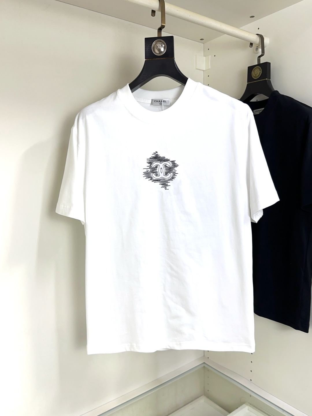 NO:123055,CHANEL Chanel Fat Brother Gospel Maximum XL can wear 200 catties Top round neck casual short sleeves Top version High-end custom versatile styles Anyone can easily control the fabric is fully customized craftsmanship The latest logo design of the luxurious classic brand on the chest is very high-end, and those who understand goods must enter!  The style and tailoring are slim styles, which are very exquisite, showing aura and highlighting the exquisiteness of business men. This is the unique feature, the right slim fit, and the upper body effect is very good!  Size XS-XL (counter code is equivalent to M-3XL), chanel, chanel, T-shirt, alexander wang19860909CHANEL 香奈儿 胖哥福音最大XL可穿200斤 顶级圆领休闲短袖 顶级版本 高级定制百搭款式 任何人都可以轻松驾驭 面料全订制工艺 胸前奢华经典品牌最新logo设计,非常显档次懂货的必须入！版型剪裁属于修身款 非常精致,显气场,又会凸显商务男士的精致,这就是独到之处,恰到好处的修身,上身效果非常赞！尺码XS-XL（专柜码等同M-3XL）,,chanel,chanel,T-shirt,alexander wang,Men's clothing