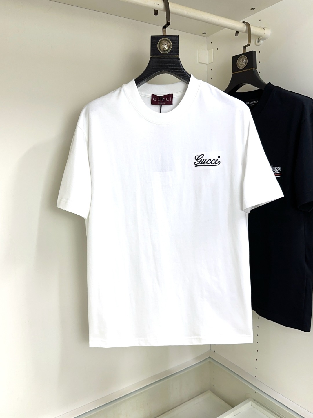 NO:123063,Gucci Gucci Fat Brother Gospel Maximum XL can wear 200 kilograms Top-level round neck casual short sleeves Top-level version High-end custom versatile styles Anyone can easily control the fabric is fully customized craftsmanship The latest logo design of the luxurious classic brand on the chest is very high-end, and those who understand goods must enter!  The style and tailoring are slim styles, which are very exquisite, showing aura and highlighting the exquisiteness of business men. This is the unique feature, the right slim fit, and the upper body effect is very good!  Size XS-XL (counter code is equivalent to M-3XL), gucci, T-shirt, alexander wang19860909Gucci 古奇 胖哥福音最大XL可穿200斤 顶级圆领休闲短袖 顶级版本 高级定制百搭款式 任何人都可以轻松驾驭 面料全订制工艺 胸前奢华经典品牌最新logo设计,非常显档次懂货的必须入！版型剪裁属于修身款 非常精致,显气场,又会凸显商务男士的精致,这就是独到之处,恰到好处的修身,上身效果非常赞！尺码XS-XL（专柜码等同M-3XL）,,gucci,T-shirt,alexander wang,Men's clothing