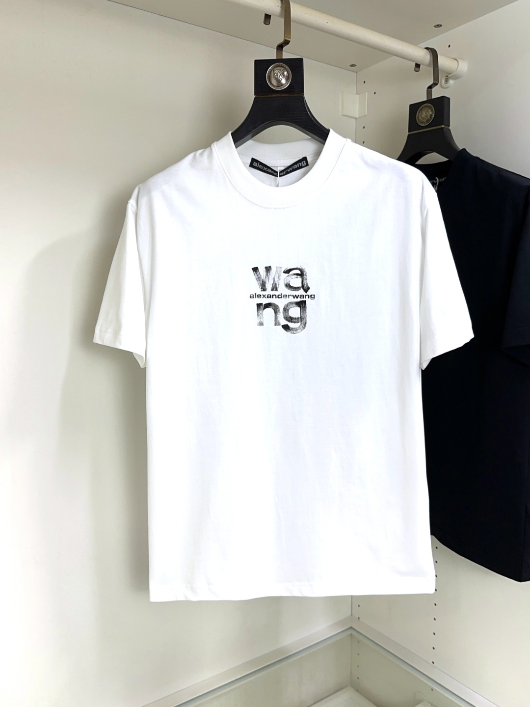 NO:123049,Alexander King, Fat Brother's Gospel is the largest XL that can be worn 200 pounds, top-level round neck casual short sleeves, top-level version, high-end custom versatile styles, anyone can easily control the fabric, full customization and craftsmanship, the latest logo design of the luxurious classic brand on the chest, very high-end and those who understand goods must enter!  The style and tailoring are slim styles, which are very exquisite, showing aura and highlighting the exquisiteness of business men. This is the unique feature, the right slim fit, and the upper body effect is very good!  Size XS-XL (counter code is equivalent to M-3XL), alexander wang, T-shirt, alexander wang19860909亚历山大王 胖哥福音最大XL可穿200斤 顶级圆领休闲短袖 顶级版本 高级定制百搭款式 任何人都可以轻松驾驭 面料全订制工艺 胸前奢华经典品牌最新logo设计,非常显档次懂货的必须入！版型剪裁属于修身款 非常精致,显气场,又会凸显商务男士的精致,这就是独到之处,恰到好处的修身,上身效果非常赞！尺码XS-XL（专柜码等同M-3XL）,,alexander wang,T-shirt,alexander wang,Men's clothing