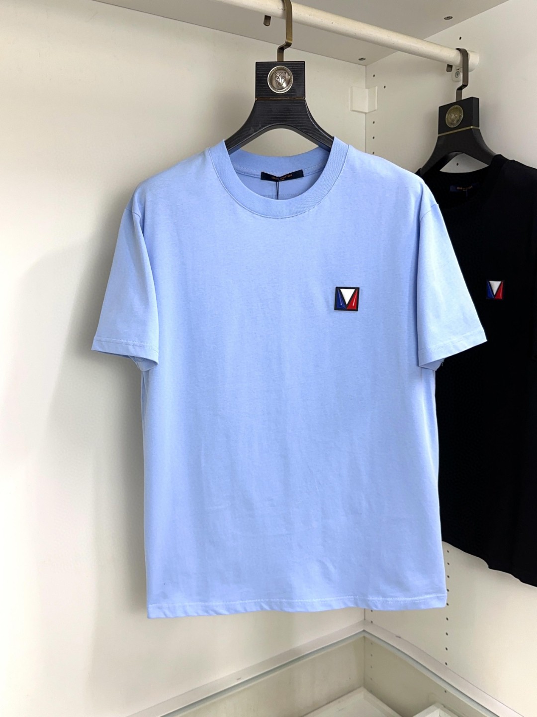 NO:124841,LV Louis Vuitton's top round neck casual short-sleeved high-end custom versatile style, which can be easily controlled by anyone. The fabric is fully customized craftsmanship, the latest logo design of the luxurious classic brand on the chest, which is very high-end and those who understand goods must enter!  The style and tailoring are slim styles, which are very exquisite, showing aura and highlighting the exquisiteness of business men. This is the unique feature, the right slim fit, and the upper body effect is very good!  Size S-XL can wear 190 catties, louis vuitton, louis vuitton, T-shirt, alexander wang19860909LV 路易威登顶级圆领休闲短袖高级定制百搭款式 任何人都可以轻松驾驭 面料全订制工艺 胸前奢华经典品牌最新logo设计,非常显档次懂货的必须入！版型剪裁属于修身款 非常精致,显气场,又会凸显商务男士的精致,这就是独到之处,恰到好处的修身,上身效果非常赞！尺码S-XL 可穿190斤,,louis vuitton,louis vuitton,T-shirt,alexander wang,Men's clothing