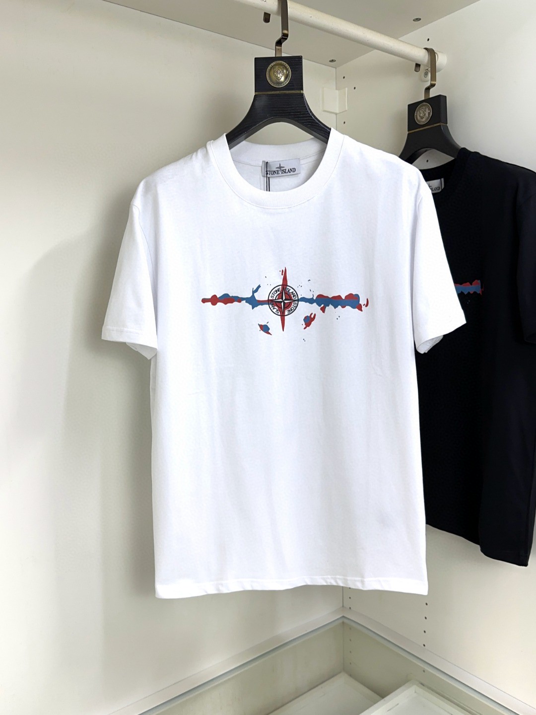 NO:124844,Stone Island Top round neck, casual short-sleeved high-end custom versatile styles, anyone can easily control them. The fabric is fully customized craftsmanship, the latest logo design of the luxurious classic brand on the chest, which is very high-end and those who understand goods must enter!  The style and tailoring are slim styles, which are very exquisite, showing aura and highlighting the exquisiteness of business men. This is the unique feature, the right slim fit, and the upper body effect is very good!  Size S-XL can wear 190 catties, T-shirt, alexander wang19860909石头岛 顶级圆领休闲短袖高级定制百搭款式 任何人都可以轻松驾驭 面料全订制工艺 胸前奢华经典品牌最新logo设计,非常显档次懂货的必须入！版型剪裁属于修身款 非常精致,显气场,又会凸显商务男士的精致,这就是独到之处,恰到好处的修身,上身效果非常赞！尺码S-XL 可穿190斤,,T-shirt,alexander wang,Men's clothing