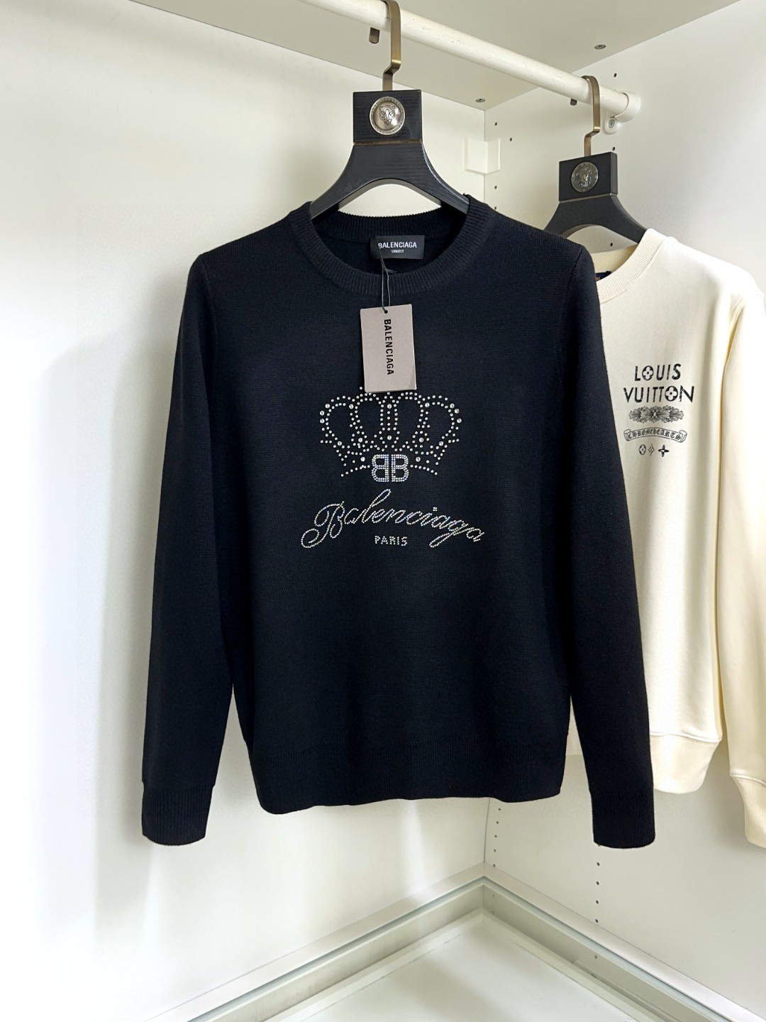 NO:124827,Balenciaga top-grade long-sleeved round neck versatile sweater is made of real wool blend material, soft and warm, and has top-notch anti-pilling performance. It uses imported Japanese island essence seamless computer horizontal machine full curling edge weaving, anyone can easily control it. The fabric is fully customized craftsmanship, the latest logo design of the luxurious classic brand on the chest, which is very high-end and must be entered if you understand the goods!  The style and tailoring are slim styles, which are very exquisite, showing aura and highlighting the exquisiteness of business men. This is the unique feature, the right slim fit, and the upper body effect is very good!  Size XS-L, balenciaga, sweaters, alexander wang19860909巴黎世家 顶级长袖圆领百搭毛衣 采用真羊毛混纺材质,柔顺保暖,顶尖抗起球性能.采用进口日本岛精无缝电脑横机全卷边编织任何人都可以轻松驾驭 面料全订制工艺 胸前奢华经典品牌最新logo设计,非常显档次懂货的必须入！版型剪裁属于修身款 非常精致,显气场,又会凸显商务男士的精致,这就是独到之处,恰到好处的修身,上身效果非常赞！尺码XS-L,,balenciaga,sweaters,alexander wang,Men's clothing