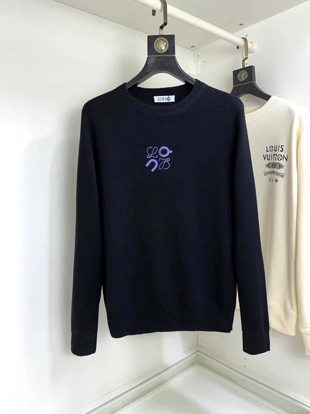 NO:124821,Loewe's top long-sleeved round neck versatile sweater is made of real wool blend material, soft and warm, with top anti-pilling performance. It uses imported Japanese island essence seamless computer horizontal machine full curling edge weaving, anyone can easily control it. The fabric is fully customized craftsmanship, the latest logo design of the luxurious classic brand on the chest, which is very classy and must be entered if you understand the goods!  The style and tailoring are slim styles, which are very exquisite, showing aura and highlighting the exquisiteness of business men. This is the unique feature, the right slim fit, and the upper body effect is very good!  Size XS-L, loewe, loewe, sweaters, alexander wang19860909Loewe 罗意威顶级长袖圆领百搭毛衣 采用真羊毛混纺材质,柔顺保暖,顶尖抗起球性能.采用进口日本岛精无缝电脑横机全卷边编织任何人都可以轻松驾驭 面料全订制工艺 胸前奢华经典品牌最新logo设计,非常显档次懂货的必须入！版型剪裁属于修身款 非常精致,显气场,又会凸显商务男士的精致,这就是独到之处,恰到好处的修身,上身效果非常赞！尺码XS-L,,loewe,loewe,sweaters,alexander wang,Men's clothing