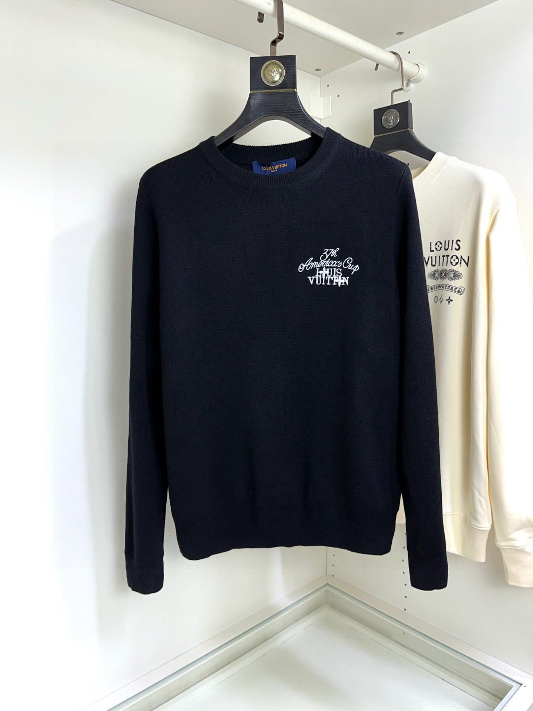 NO:124818,LV Louis Vuitton's top long-sleeved round neck versatile sweater is made of real wool blend material, soft and warm, with top anti-pilling performance. It uses imported Japanese island essence seamless computer horizontal machine full curling edge weaving, anyone can easily control it. The fabric is fully customized craftsmanship, the latest logo design of the luxurious classic brand on the chest, which is very high-end and must be entered if you understand the goods!  The style and tailoring are slim styles, which are very exquisite, showing aura and highlighting the exquisiteness of business men. This is the unique feature, the right slim fit, and the upper body effect is very good!  Size XS-L, louis vuitton,louis vuitton,sweaters,alexander wang19860909LV路易威登顶级长袖圆领百搭毛衣 采用真羊毛混纺材质,柔顺保暖,顶尖抗起球性能.采用进口日本岛精无缝电脑横机全卷边编织任何人都可以轻松驾驭 面料全订制工艺 胸前奢华经典品牌最新logo设计,非常显档次懂货的必须入！版型剪裁属于修身款 非常精致,显气场,又会凸显商务男士的精致,这就是独到之处,恰到好处的修身,上身效果非常赞！尺码XS-L,,louis vuitton,louis vuitton,sweaters,alexander wang,Men's clothing