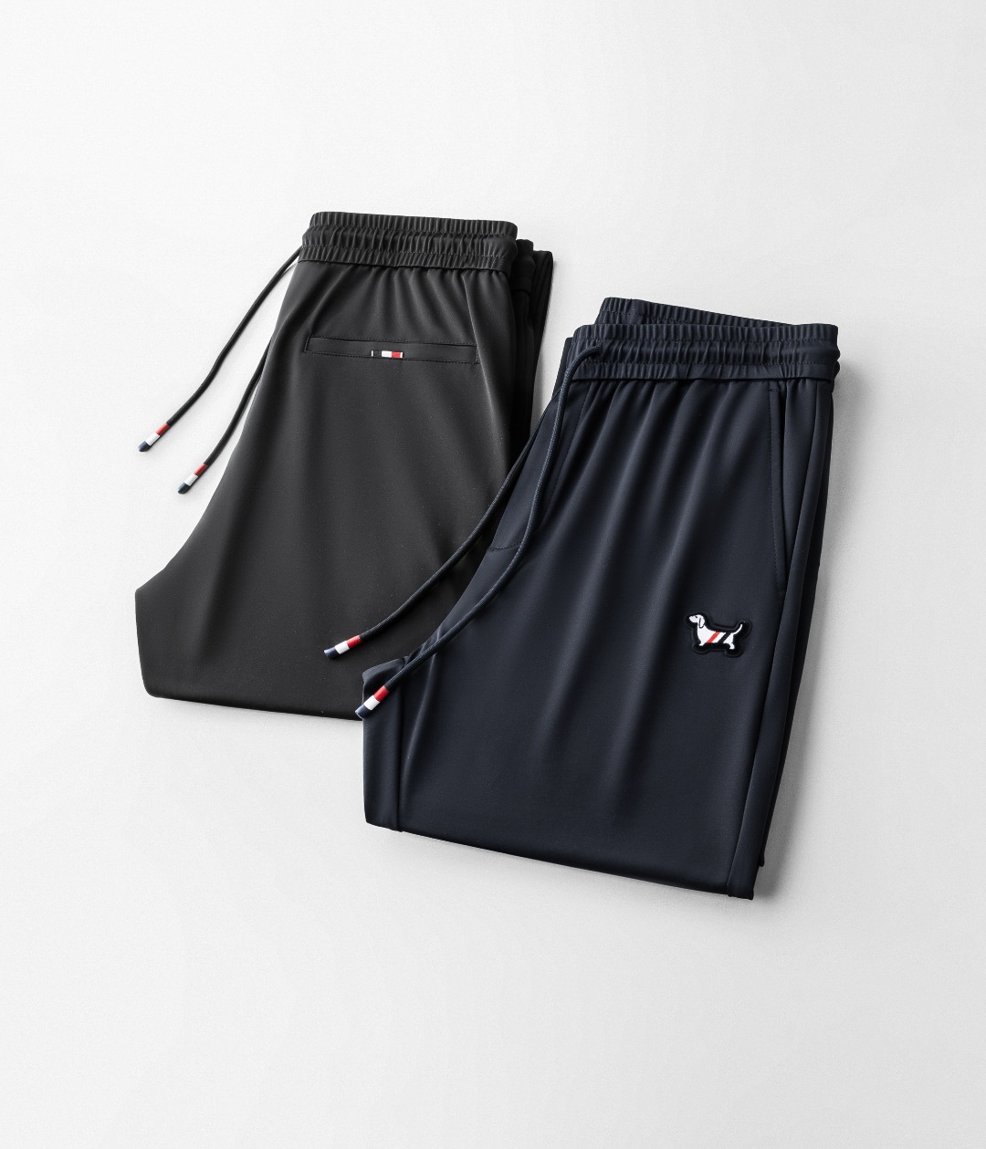 NO:124816,【TB Tom Brown】 New summer style, new taste and value sharing, popular elastic casual pants, very comfortable to wear, low-key and luxurious, very classy when worn, no need to say much about the trouser style and cutting, the upper body is exquisite and vivid. The truly first-class quality is the real palace-grade casual pants, made of Turkey's cotton, and the most famous tannin cloth is excellent in quality, and the pants are soft after heavy washing!  The straight-footed style is not picky, the upper body is absolutely stylish, the expert design is extremely luxurious.  Number of codes 29-38, thom browne, alexander wang19860909【 TB 汤姆布朗】 夏季新款 全新品味与价值共享 爆款松紧带休闲裤 身穿着非常舒适 低调不失奢华 穿出去非常有档次,裤型款式和裁剪亦无需多言 上身精致跃然.真正一等一顶级质料 真正殿堂级的休闲裤,选用土耳其的棉花 生产出最有名的单宁布 品质卓然,经过重水洗使得裤子很柔软！直脚的版型 不挑人 上身绝对的有型 达人设计 极度奢华．码数29-38,,thom browne,alexander wang,Men's clothing