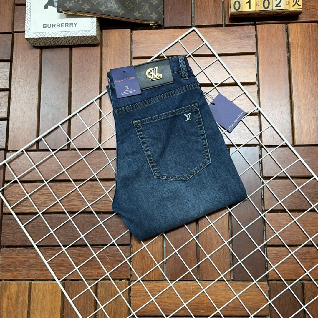 NO:124845,LV Louis Vuitton is coming, new products are available for sale in counters. The original jeans in physical stores are already 1:1 good products for the original products of all ages. The highest version of the imported European fabric in the market is comfortable, soft and skin-friendly, with super cool and fashionable and versatile upper body effect, straight and stylish, a must-have for the wardrobe!  Suitable for any occasion Size 29-40, louis vuitton,louis vuitton,jeans,alexander wang19860909LV 路易威登 爆款来袭 新款新品 专柜有售 实体店已极品牛仔裤专柜原版1:1好货,适合各个年龄段.市场最高版本的欧洲进口面料.舒适柔软亲肤,上身效果超级棒时尚百搭,笔挺有型,衣橱必备！适合任何场合穿着 尺码29-40,,louis vuitton,louis vuitton,jeans,alexander wang,Men's clothing