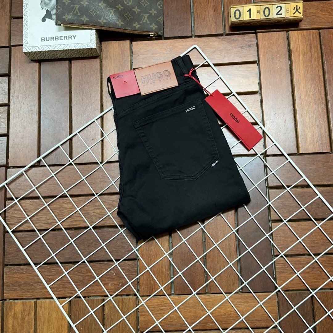 NO:124839,BOSS Boss is coming, new models and new products are available for sale in the counter. The original jeans in physical stores are already 1:1 good products for the original 1:1 of the counter, suitable for all ages. The highest version of the imported European fabric in the market is comfortable, soft and skin-friendly, with super cool and fashionable and versatile upper body effect, straight and stylish, a must-have for the wardrobe!  Suitable for any occasion Size 29-40, jeans,alexander wang19860909BOSS 波士 爆款来袭 新款新品 专柜有售 实体店已极品牛仔裤专柜原版1:1好货,适合各个年龄段.市场最高版本的欧洲进口面料.舒适柔软亲肤,上身效果超级棒时尚百搭,笔挺有型,衣橱必备！适合任何场合穿着 尺码29-40,,jeans,alexander wang,Men's clothing