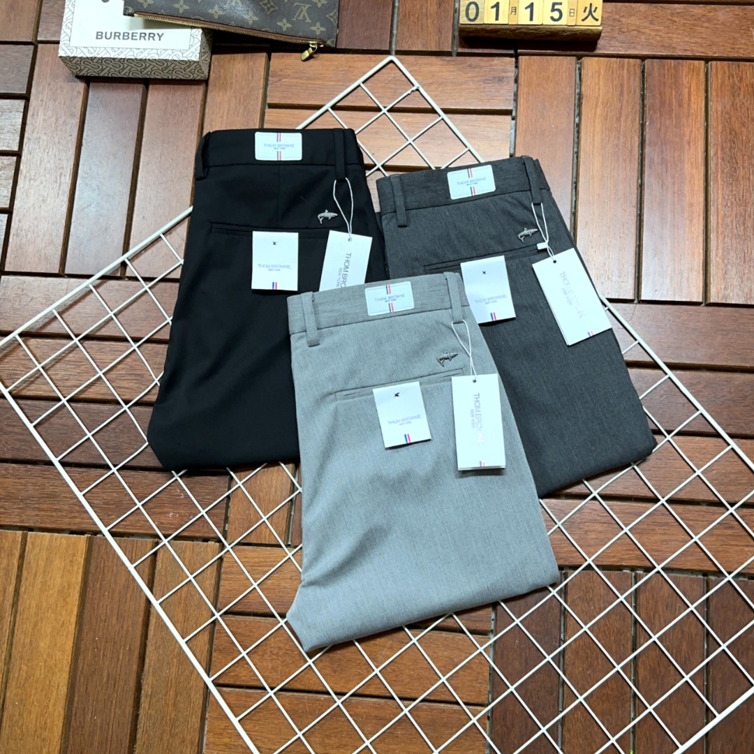 NO:124823,TB Tom Brown New Styles and New Products available for sale in counters. The original 1:1 product for physical store top casual pants, suitable for all ages. The highest version of European imported fabrics in the market. They are comfortable, soft and skin-friendly, with super cool and fashionable and versatile, straight and stylish, a must-have for the wardrobe!  Suitable for any occasion Size 29-40, thom browne, alexander wang19860909TB 汤姆布朗 新款新品 专柜有售 实体店极品休闲裤专柜原版1:1好货,适合各个年龄段.市场最高版本的欧洲进口面料.舒适柔软亲肤,上身效果超级棒时尚百搭,笔挺有型,衣橱必备！适合任何场合穿着 尺码29-40,,thom browne,alexander wang,Men's clothing