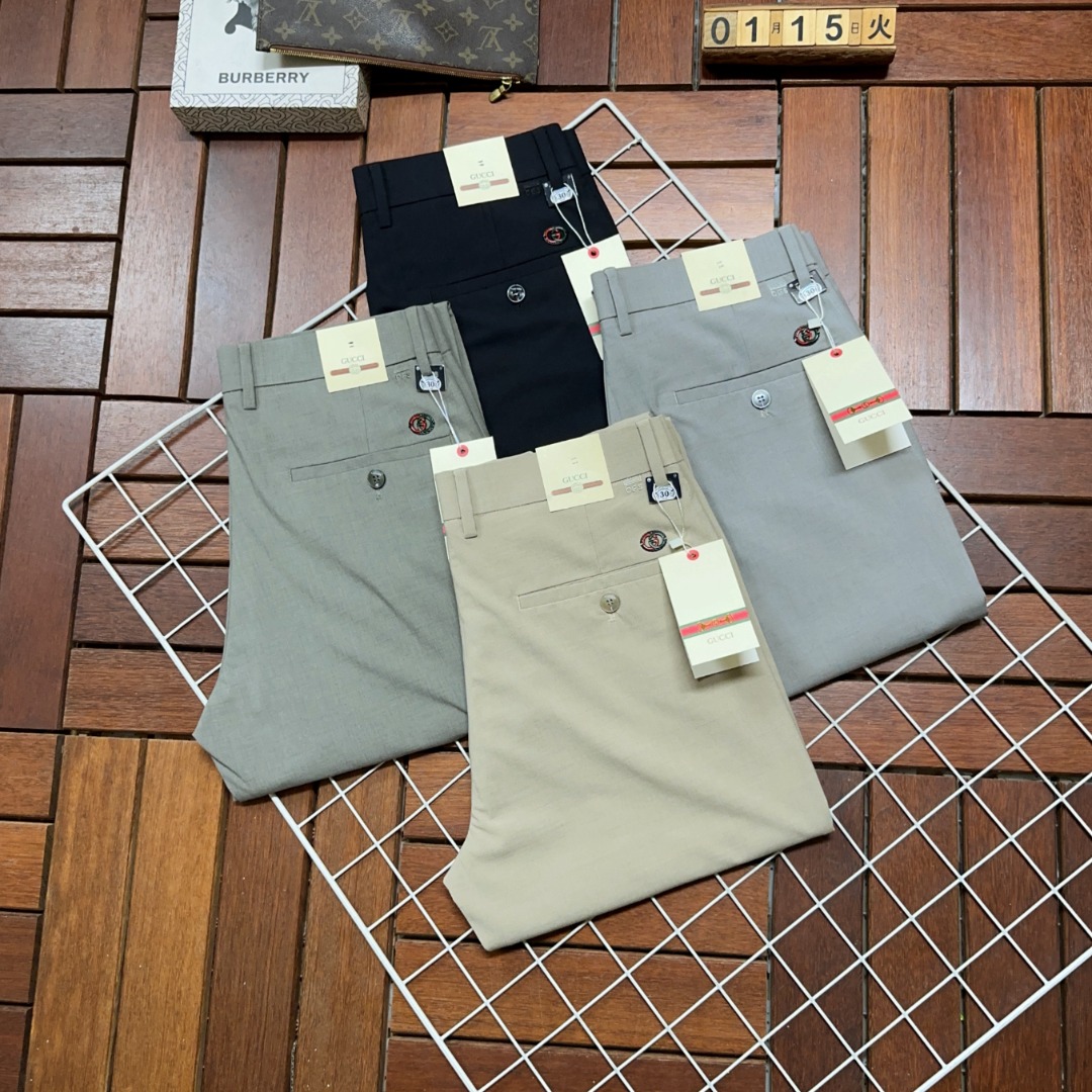 NO:124826,Gucci New style and new products available in counters. The original 1:1 product for physical store top casual pants, suitable for all ages. The highest version of European imported fabrics is comfortable, soft and skin-friendly, with super cool and fashionable and versatile, straight and stylish, a must-have for the wardrobe!  Suitable for any occasion Size 29-40, gucci, alexander wang19860909Gucci 古奇 新款新品 专柜有售 实体店极品休闲裤专柜原版1:1好货,适合各个年龄段.市场最高版本的欧洲进口面料.舒适柔软亲肤,上身效果超级棒时尚百搭,笔挺有型,衣橱必备！适合任何场合穿着 尺码29-40,,gucci,alexander wang,Men's clothing