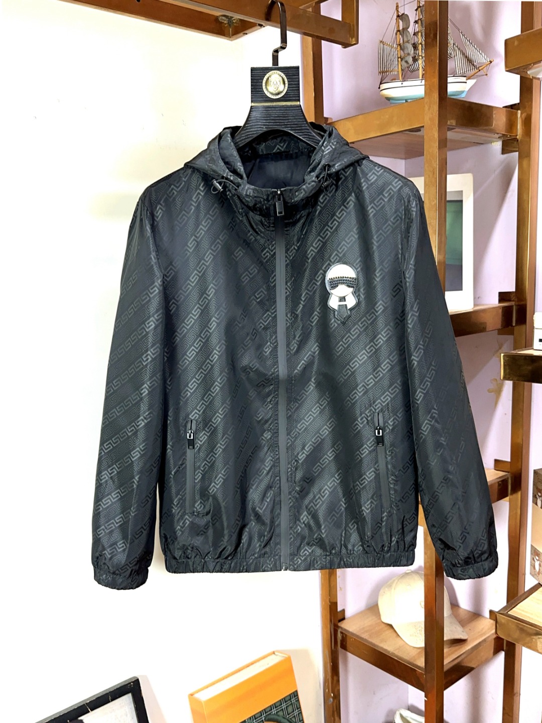 NO:124863,Fendi New fashion high-end men's style, classic and explosive jackets are recommended for warmth!  Men's jacket, fashionable and casual jacket, high-woven and super delicate high-tech smooth composite fabric material, the texture of the fabric is very high-end and delicate, with a strong sense of class, large logo embroidery design on the chest, and all accessories are customized to create a brand logo. It is both business and casual, and the style is versatile and suitable for all occasions, and anyone can easily control it!  Code number M-4XL, fendi, fendi, jackets & coats, jackets & coats, alexander wang19860909Fendi 芬迪 新款时尚高端男款,经典爆款夹克保暖推荐！男士外套,时尚休闲外套夹克 ,高织超细腻的高科技爽滑复合布材质,面料的质感很高档细腻,档次感强 ,胸前大logo刺绣设计,辅料全定制出品牌logo.商务休闲兼备款,款式百搭适合各种场合 ,任何人都可以轻松驾驭！码数M-4XL,,fendi,fendi,jackets & coats,jackets & coats,alexander wang,Men's clothing