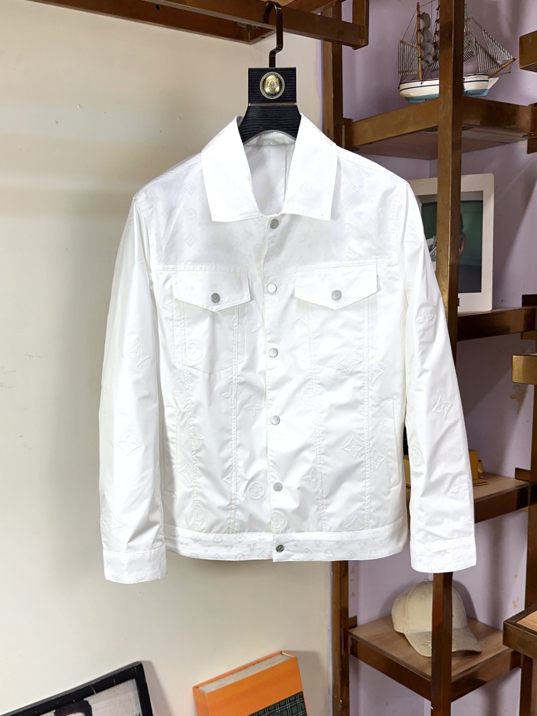 NO:124855,LV Louis Vuitton New Fashion High-end Men's Style, Classic and Extraordinary Jackets Warm Recommended!  Men's jacket, fashionable and casual jacket, high-woven and super delicate high-tech smooth composite fabric material, the texture of the fabric is very high-end and delicate, with a strong sense of class, large logo embroidery design on the chest, and all accessories are customized to create a brand logo. It is both business and casual, and the style is versatile and suitable for all occasions, and anyone can easily control it!  Code number M-4XL, louis vuitton,louis vuitton,jackets & coats,jackets & coats,alexander wang19860909LV 路易威登 新款时尚高端男款,经典爆款夹克保暖推荐！男士外套,时尚休闲外套夹克 ,高织超细腻的高科技爽滑复合布材质,面料的质感很高档细腻,档次感强 ,胸前大logo刺绣设计,辅料全定制出品牌logo.商务休闲兼备款,款式百搭适合各种场合 ,任何人都可以轻松驾驭！码数M-4XL,,louis vuitton,louis vuitton,jackets & coats,jackets & coats,alexander wang,Men's clothing