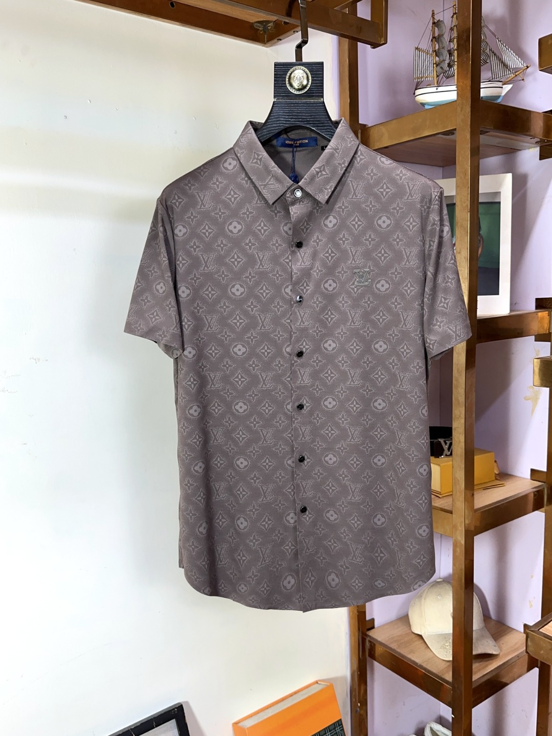 NO:124849,LV Louis Vuitton Max 4XL wear to 200 catties top lapel fashion business lapel short sleeve high markless custom high-end custom versatile styles. Anyone can easily control it. Fully customized fabric craftsmanship. The latest logo design of luxury classic brand on the chest, which is very high-end and must be entered if you understand the goods!  The style and tailoring are slim styles, which are very exquisite, showing aura and highlighting the exquisiteness of business men. This is the unique feature, the right slim fit, and the upper body effect is very good!  Size M-4XL, louis vuitton,louis vuitton,t-shirt,alexander wang19860909LV 路易威登 最大4XL穿到200斤顶级翻领时尚商务翻领短袖高级无痕定制高级定制百搭款式 任何人都可以轻松驾驭 面料全订制工艺 胸前奢华经典品牌最新logo设计,非常显档次懂货的必须入！版型剪裁属于修身款 非常精致,显气场,又会凸显商务男士的精致,这就是独到之处,恰到好处的修身,上身效果非常赞！尺码M-4XL,,louis vuitton,louis vuitton,T-shirt,alexander wang,Men's clothing