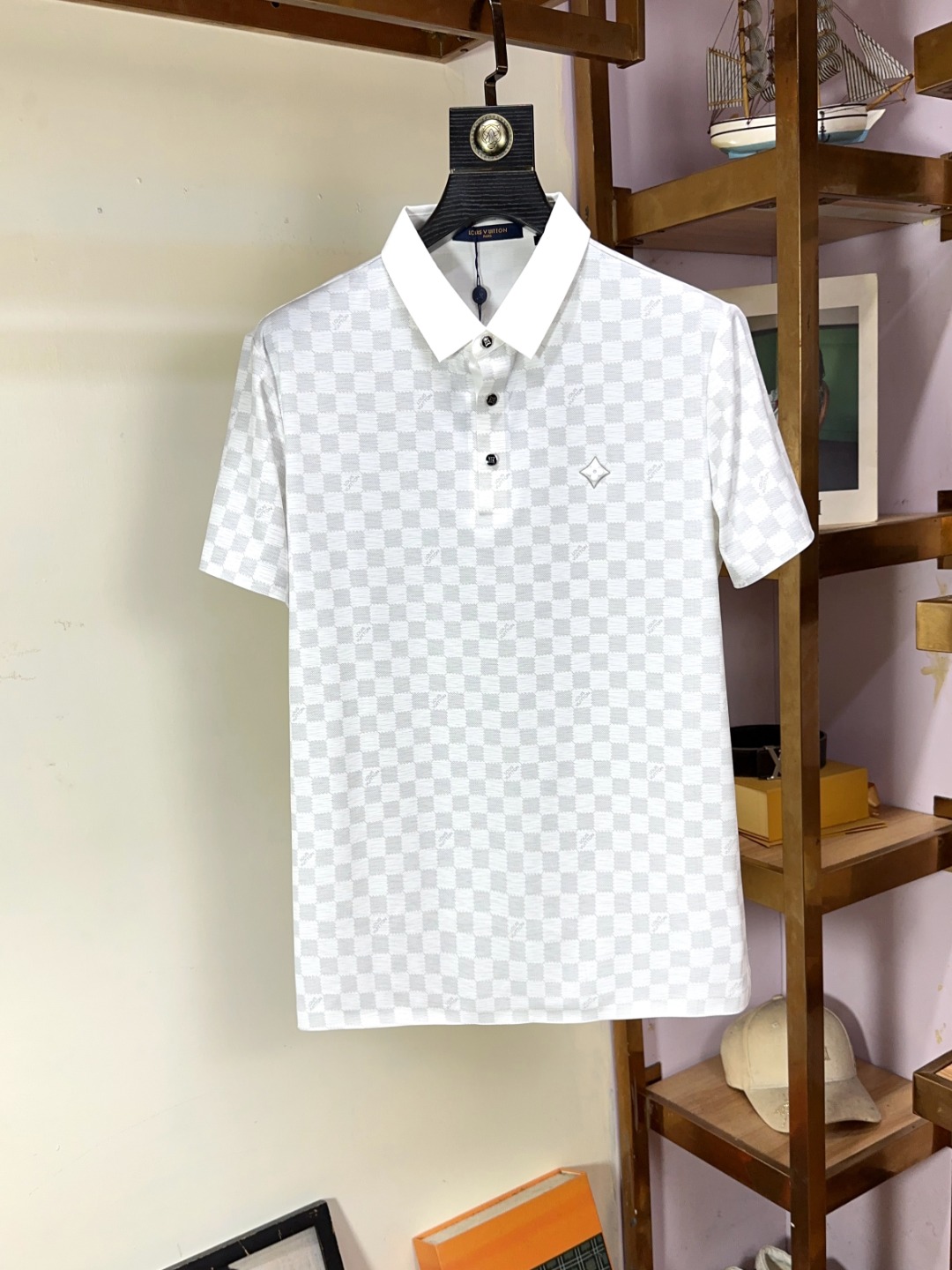 NO:124837,LV Louis Vuitton Fat Brother Gospel 4XL can wear 200 catties full-quality order business casual lapel short sleeves make the overall upper body feel. Business casual and stylish while business casual, belongs to a light business casual design, allowing you to easily control different occasions. The combination of the fitting style, the fabric is made of cotton Judy material, mercerized to give the surface a warm and shiny feeling. The upper body is high-end, comfortable, skin-friendly, breathable, and is a very practical wear for daily commuting and leisure. Full-quality order. Number of codes M-4XL (maximum wear to 200 catties),,louis vuitton,louis vuitton,T-shirt,alexander wang19860909LV 路易威登 胖哥福音4XL可穿200斤全品全品相订单商务休闲翻领短袖 让整体上身感 商务休闲的同时 时尚有型 属于轻商务休闲设计 让您轻松驾驭不同场合. 合体的版型,面料采用全棉朱迪材质,丝光处理 让表面有着温润的光泽感 上身高档的同时 舒适,亲肤,透气好,平时通勤休闲都很实穿的一款 全品相订单 码数 M-4XL（最大穿到200斤）,,louis vuitton,louis vuitton,T-shirt,alexander wang,Men's clothing