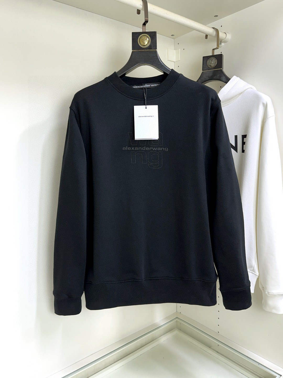 NO:138749,Alexander King High-version S-XL Top Long Sleeve Round Neck Sweatshirt, High-end Customized and versatile, imported Italian fabrics can be easily controlled by anyone. The fabric is fully customized craftsmanship, the latest logo design of the luxurious classic brand on the chest, which is very high-end and those who understand goods must enter!  The style and tailoring are slim styles, which are very exquisite, showing aura and highlighting the exquisiteness of business men. This is the unique feature, the right slim fit, and the upper body effect is very good!  Size S-XL, alexander wang,hoodie,sweatshirts,alexander wang19860909亚历山大王 高版本S-XL顶级长袖圆领卫衣 高级定制百搭款,意大利进口面料任何人都可以轻松驾驭 面料全订制工艺 胸前奢华经典品牌最新logo设计,非常显档次懂货的必须入！版型剪裁属于修身款 非常精致,显气场,又会凸显商务男士的精致,这就是独到之处,恰到好处的修身,上身效果非常赞！尺码S-XL,,alexander wang,hoodie,sweatshirts,alexander wang,Men's clothing