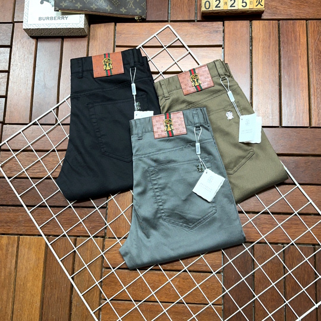 NO:126277,Bruti, hot products are coming, new styles and new products are available in the counter. The physical store has the best casual trousers and trousers. The original 1:1 product is suitable for all ages. The highest version of the imported European fabric in the market. It is comfortable, soft and skin-friendly, and the upper body effect is super fashionable and versatile. It is straight and stylish. It is a must-have for the wardrobe!  Suitable for any occasion Size: 29-40, alexander wang19860909布鲁提 爆款来袭 新款新品 专柜有售 实体店已极品休闲裤西裤专柜原版1:1好货,适合各个年龄段.市场最高版本的欧洲进口面料.舒适柔软亲肤,上身效果超级棒时尚百搭,笔挺有型,衣橱必备！适合任何场合穿着 尺码:29-40,,alexander wang,Men's clothing