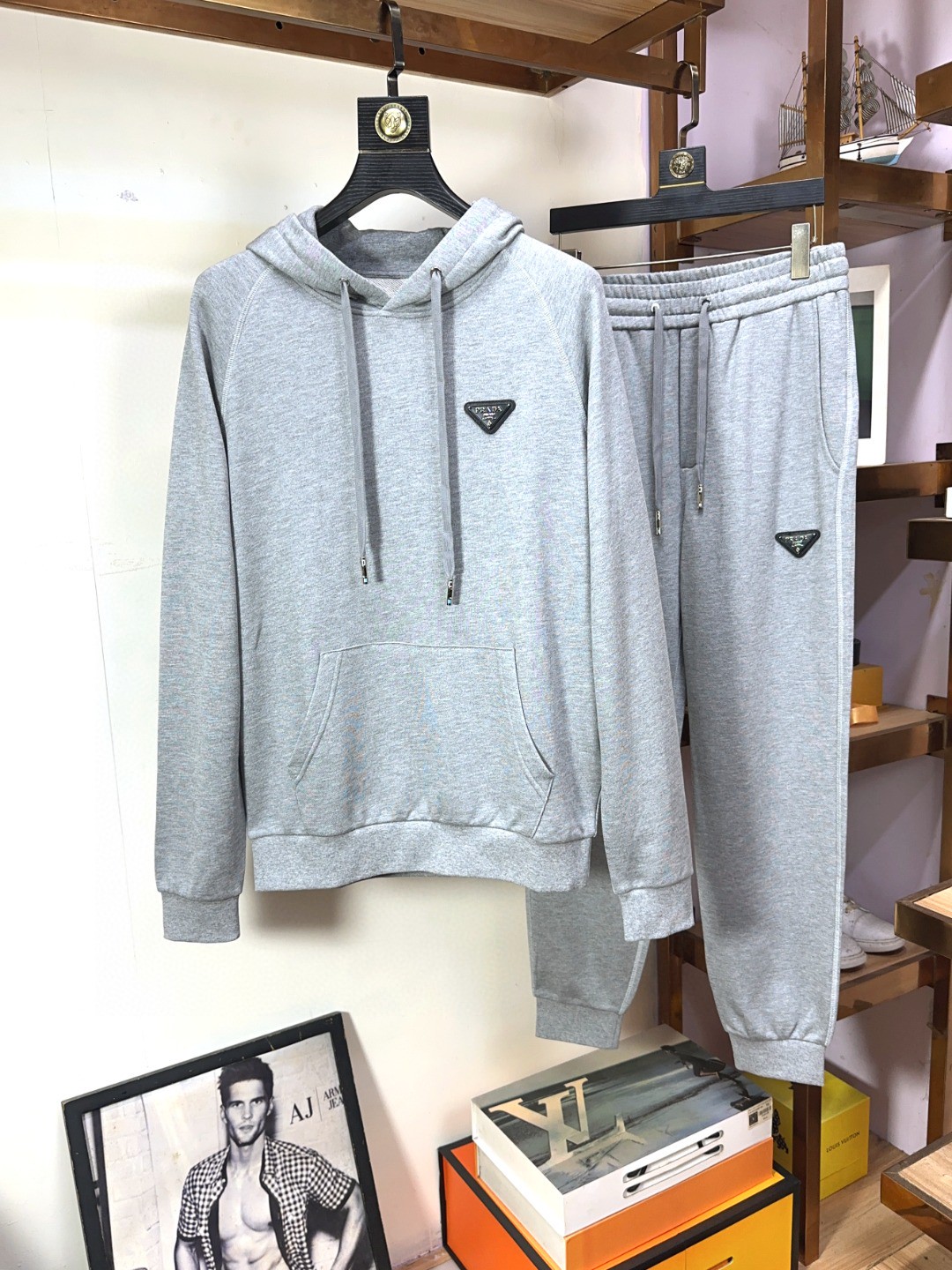 NO:126273,The ruthless product is coming. Prada. New autumn and winter styles are focused on the original official website. The new hot cardigan set. The original version is 1:1 and pours the meticulous works of top designers. It is a fit and perfect upper body effect. All-natural high-quality Roman cotton. Healthy, close-fitting comfort and noble and elegant!  Original hardware and buttons all show elegance and noble temperament. Code number M-3XL, prada, prada, alexander wang19860909狠货来袭 Prada 普拉达 秋冬季新款 专注官网原版 全新爆款开衫套装 原版1:1倾注顶级设计师的精心之作 就为一个贴合、完美的上身效果 全天然优质罗马棉 健康,贴身的舒适感 高贵典雅！原版五金、扣子无不彰显优雅高贵气质码数M-3XL,,prada,prada,alexander wang,Men's clothing