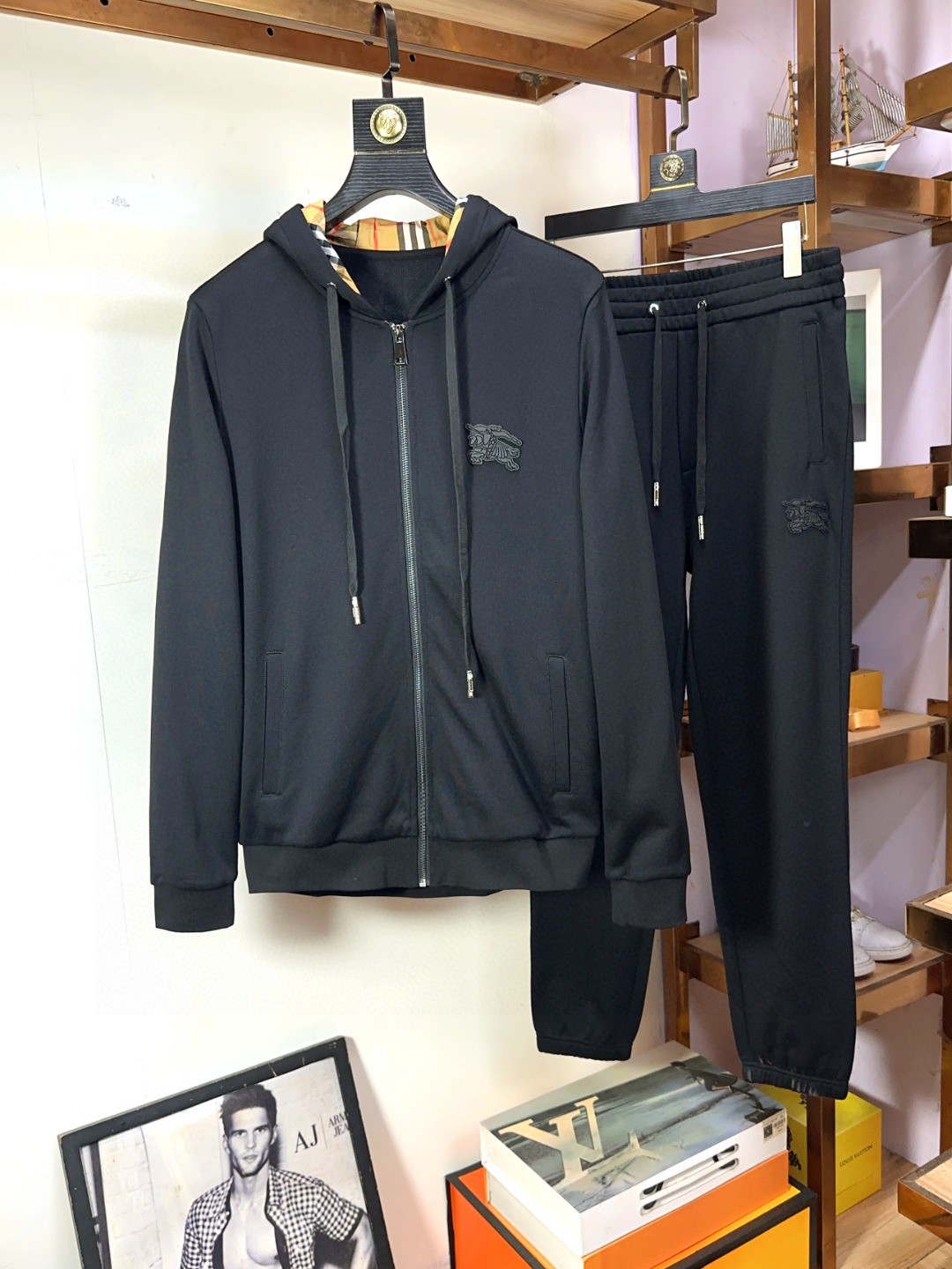 NO:126276,The ruthless product is coming. Burberry, new autumn and winter style, focusing on the original version of the official website, a brand new hot cardigan set, the original version is 1:1 and poured into the meticulous works of top designers, just for a fit and perfect upper body effect, all-natural high-quality Roman cotton, healthy, close-fitting comfort, noble and elegant!  Original hardware and buttons all show elegance and noble temperament. Code number M-3XL, burberry, burberry, alexander wang19860909狠货来袭 Burberry 巴宝莉 秋冬季新款 专注官网原版 全新爆款开衫套装 原版1:1倾注顶级设计师的精心之作 就为一个贴合、完美的上身效果 全天然优质罗马棉 健康,贴身的舒适感 高贵典雅！原版五金、扣子无不彰显优雅高贵气质码数M-3XL,,burberry,burberry,alexander wang,Men's clothing