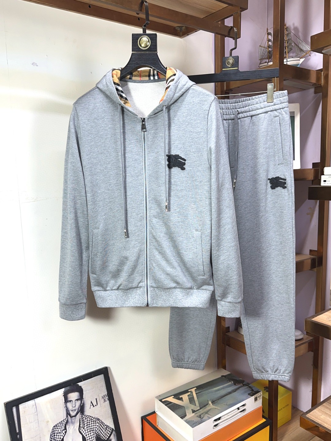 NO:126279,The ruthless goods are coming. Burberry Burberry is a new autumn and winter style. Focus on the original version of the official website. The brand new hot cardigan set. The original version is 1:1 and pours the meticulous works of top designers. It is a fit and perfect upper body effect. All-natural high-quality Roman cotton. Healthy, close-fitting comfort and noble and elegant!  Original hardware and buttons all show elegance and noble temperament. Code number M-3XL, burberry, burberry, alexander wang19860909狠货来袭 Burberry巴宝莉 秋冬季新款 专注官网原版 全新爆款开衫套装 原版1:1倾注顶级设计师的精心之作 就为一个贴合、完美的上身效果 全天然优质罗马棉 健康,贴身的舒适感 高贵典雅！原版五金、扣子无不彰显优雅高贵气质码数M-3XL,,burberry,burberry,alexander wang,Men's clothing