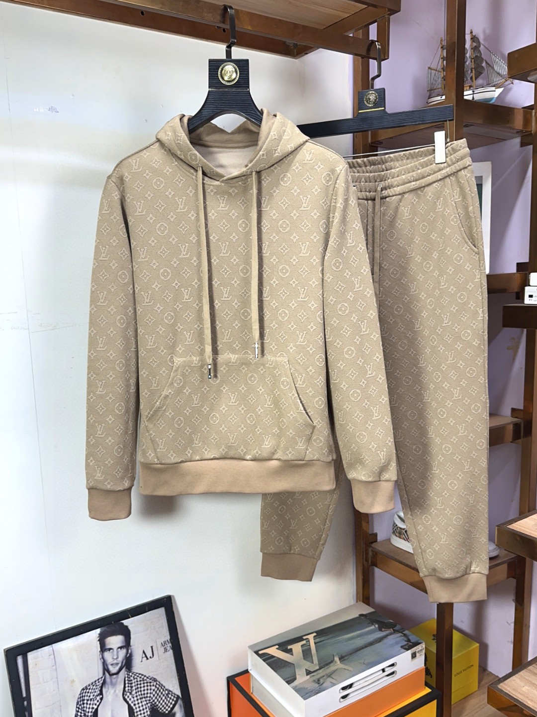 NO:126271,The ruthless goods are coming LV Louis Vuitton, new autumn and winter style, focusing on the original official website, brand new hot cardigan set, original 1:1 poured into the meticulous works of top designers, just for a fit and perfect upper body effect, all-natural high-quality Roman cotton, healthy, close-fitting comfort, noble and elegant!  The original hardware and buttons all show elegance and noble temperament. M-3XL, louis vuitton, louis vuitton, alexander wang19860909狠货来袭 LV 路易威登 秋冬季新款 专注官网原版 全新爆款开衫套装 原版1:1倾注顶级设计师的精心之作 就为一个贴合、完美的上身效果 全天然优质罗马棉 健康,贴身的舒适感 高贵典雅！原版五金、扣子无不彰显优雅高贵气质码数M-3XL,,louis vuitton,louis vuitton,alexander wang,Men's clothing