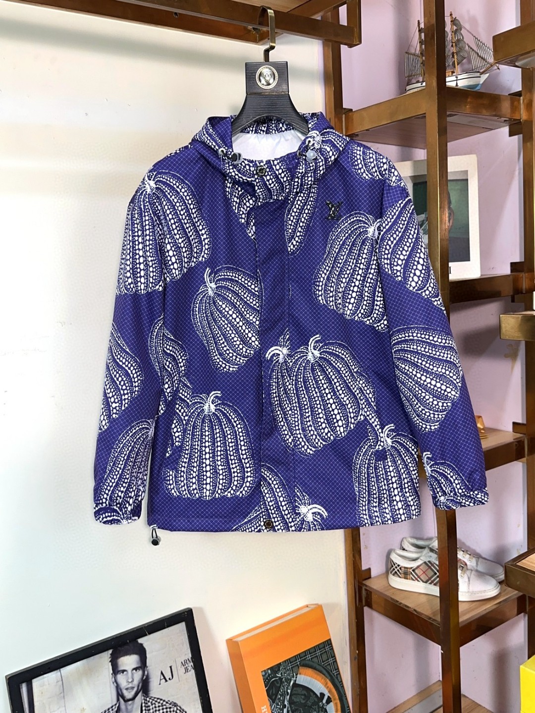 NO:126285,LV Louis Vuitton Original Hardware!  jacket!  Spring counter new casual and fashionable jacket with multi-pocket work design!  The warm cotton jacket is extremely avant-garde design style, delicate and comfortable, very light and not easy to wrinkle. Multiple craftsmanship The overall design is quite visual, the upper body is casual and stylish, with a certain degree of clarity, and it is definitely recommended to be at the most cutting-edge fashion temperament. It is a must-have for urban casual!  Purchase level You deserve it!  Code number M-3XL, louis vuitton,louis vuitton,jackets & coats,jackets & coats,alexander wang19860909LV 路易威登  原版五金！夹克！春款专柜新款休闲时尚夹克外套 多口袋工装设计！保暖棉服超前卫设计风格 细腻舒适 穿着非常轻便不易起皱.多重重工艺 整体的设计颇具视觉感,上身休闲有型,有一定的挺括度,绝对走在时尚最尖端的气质感推荐,都市休闲必备！代购级别 您值得拥有！码数M-3XL,,louis vuitton,louis vuitton,jackets & coats,jackets & coats,alexander wang,Men's clothing