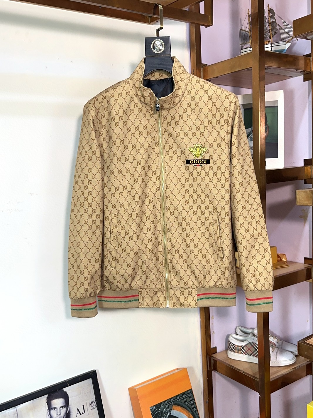 NO:126272,Gucci Original hardware!  jacket!  Spring counter new casual and fashionable jacket with multi-pocket work design!  The warm cotton jacket is extremely avant-garde design style, delicate and comfortable, very light and not easy to wrinkle. Multiple craftsmanship The overall design is quite visual, the upper body is casual and stylish, with a certain degree of clarity, and it is definitely recommended to be at the most cutting-edge fashion temperament. It is a must-have for urban casual!  Purchase level You deserve it!  Code number M-5XL, gucci, jackets & coats, jackets & coats, alexander wang19860909Gucci 古奇  原版五金！夹克！春款专柜新款休闲时尚夹克外套 多口袋工装设计！保暖棉服超前卫设计风格 细腻舒适 穿着非常轻便不易起皱.多重重工艺 整体的设计颇具视觉感,上身休闲有型,有一定的挺括度,绝对走在时尚最尖端的气质感推荐,都市休闲必备！代购级别 您值得拥有！码数M-5XL,,gucci,jackets & coats,jackets & coats,alexander wang,Men's clothing