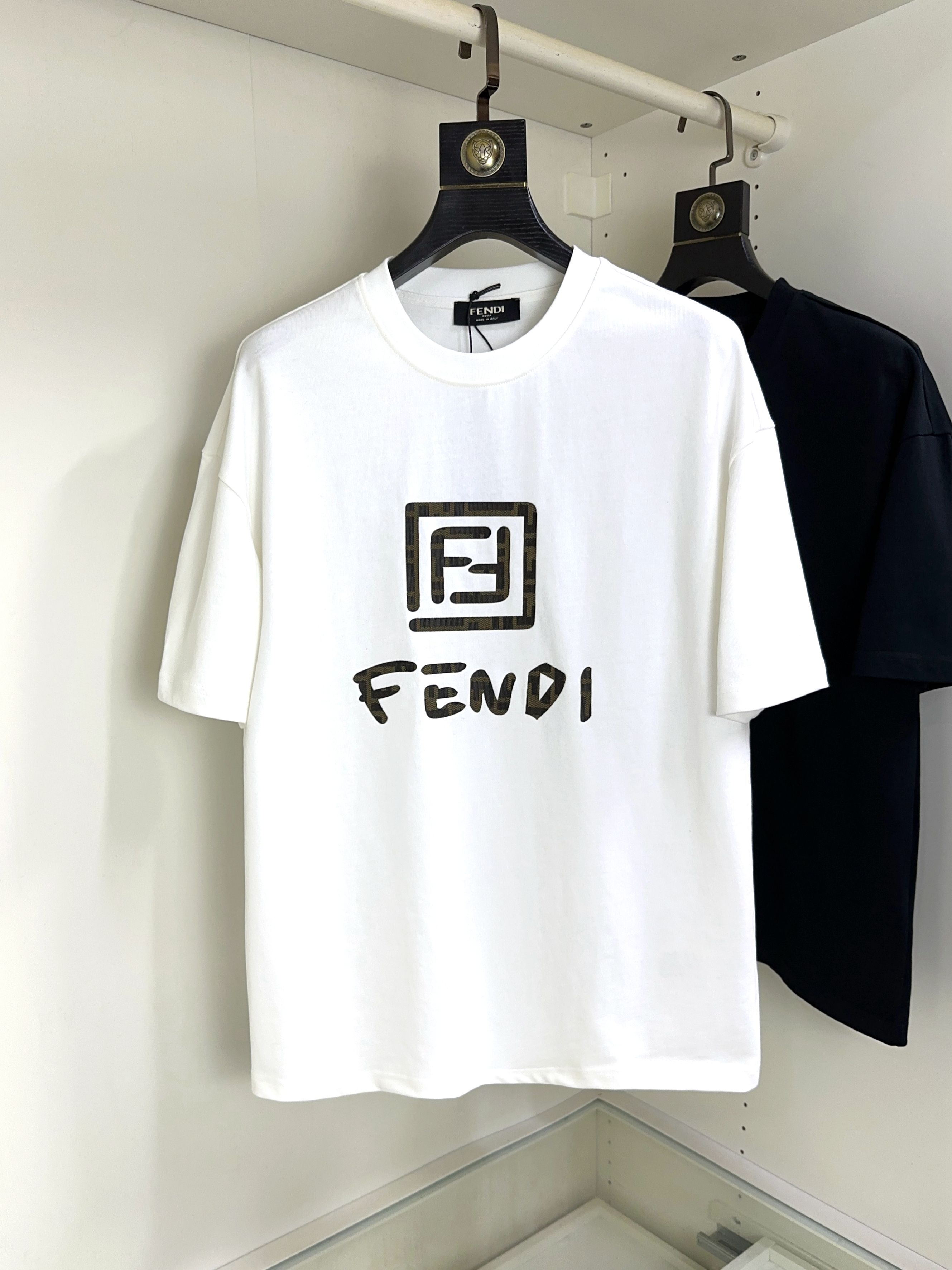 NO:126315,Fendi Top round neck casual short sleeves Top version High-end custom versatile styles Anyone can easily control the fabric is fully customized craftsmanship The latest logo design of the luxurious classic brand on the chest is very high-end, and those who understand goods must enter!  The style and tailoring are slim styles, which are very exquisite, showing aura and highlighting the exquisiteness of business men. This is the unique feature, the right slim fit, and the upper body effect is very good!  Size M-XXL, fendi, fendi, T-shirt, alexander wang19860909Fendi 芬迪 顶级圆领休闲短袖 顶级版本 高级定制百搭款式 任何人都可以轻松驾驭 面料全订制工艺 胸前奢华经典品牌最新logo设计,非常显档次懂货的必须入！版型剪裁属于修身款 非常精致,显气场,又会凸显商务男士的精致,这就是独到之处,恰到好处的修身,上身效果非常赞！尺码M-XXL,,fendi,fendi,T-shirt,alexander wang,Men's clothing