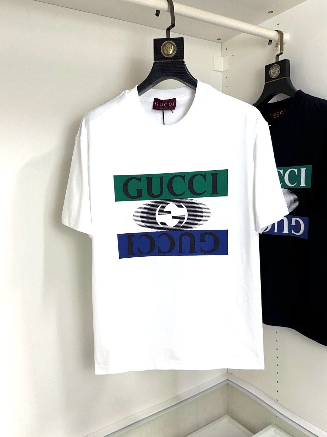 NO:126300,Gucci Gucci Fat Brother Gospel Maximum XL can wear 200 kilograms Top-level round neck casual short sleeves Top-level version High-end custom versatile styles Anyone can easily control the fabric is fully customized craftsmanship The latest logo design of the luxurious classic brand on the chest is very high-end, and those who understand goods must enter!  The style and tailoring are slim styles, which are very exquisite, showing aura and highlighting the exquisiteness of business men. This is the unique feature, the right slim fit, and the upper body effect is very good!  Size XS-XL (counter code is equivalent to M-3XL), gucci, T-shirt, alexander wang19860909Gucci 古奇 胖哥福音最大XL可穿200斤 顶级圆领休闲短袖 顶级版本 高级定制百搭款式 任何人都可以轻松驾驭 面料全订制工艺 胸前奢华经典品牌最新logo设计,非常显档次懂货的必须入！版型剪裁属于修身款 非常精致,显气场,又会凸显商务男士的精致,这就是独到之处,恰到好处的修身,上身效果非常赞！尺码XS-XL（专柜码等同M-3XL）,,gucci,T-shirt,alexander wang,Men's clothing