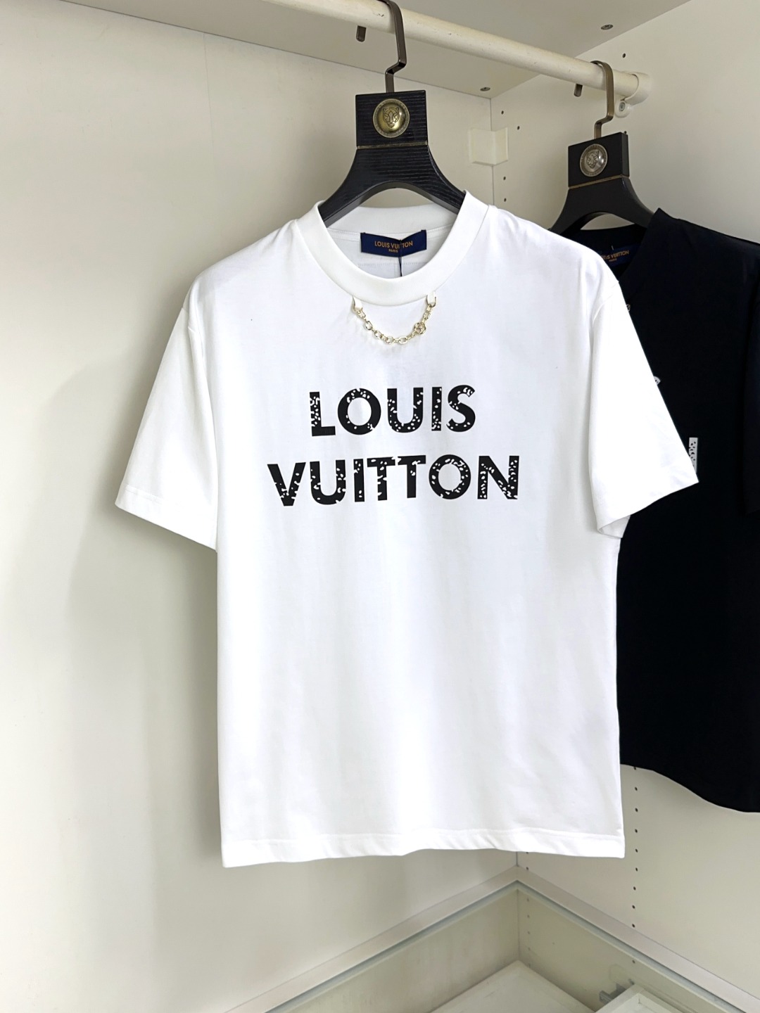 NO:126307,LV Louis Vuitton Fat Brother Gospel Max XL can wear 200 catties Top round neck casual short sleeves Top version High-end custom versatile styles Anyone can easily control the fabric is fully customized craftsmanship The latest logo design of the luxurious classic brand on the chest is very high-end, and those who understand goods must enter!  The style and tailoring are slim styles, which are very exquisite, showing aura and highlighting the exquisiteness of business men. This is the unique feature, the right slim fit, and the upper body effect is very good!  Size XS-XL (counter code is equivalent to M-3XL), louis vuitton,louis vuitton,t-shirt,alexander wang19860909LV 路易威登 胖哥福音最大XL可穿200斤 顶级圆领休闲短袖 顶级版本 高级定制百搭款式 任何人都可以轻松驾驭 面料全订制工艺 胸前奢华经典品牌最新logo设计,非常显档次懂货的必须入！版型剪裁属于修身款 非常精致,显气场,又会凸显商务男士的精致,这就是独到之处,恰到好处的修身,上身效果非常赞！尺码XS-XL（专柜码等同M-3XL）,,louis vuitton,louis vuitton,T-shirt,alexander wang,Men's clothing