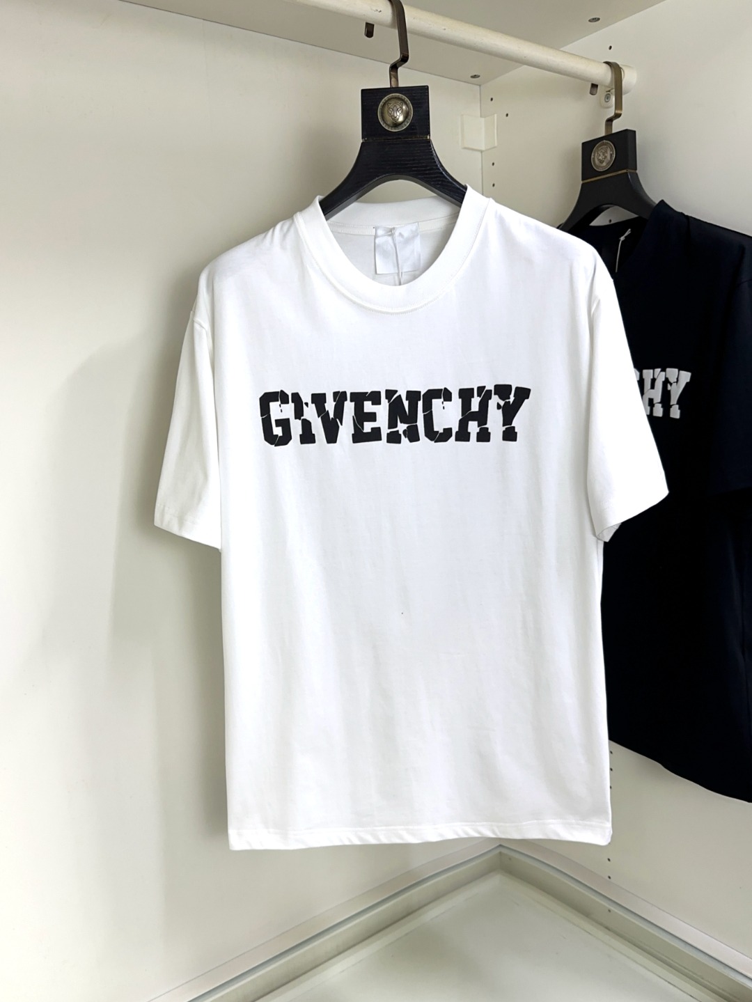 NO:126301,Givenchy Givenchy Fat Brother Gospel Maximum XL can wear 200 pounds, top-level round neck casual short sleeves, top-level version, high-end custom versatile styles, anyone can easily control the fabric, full customization and craftsmanship, the latest logo design of the luxurious classic brand on the chest, very high-end and those who understand goods must enter!  The style and tailoring are slim styles, which are very exquisite, showing aura and highlighting the exquisiteness of business men. This is the unique feature, the right slim fit, and the upper body effect is very good!  Size XS-XL (counter code is equivalent to M-3XL), given , given , given , given , T-shirt, alexander wang19860909Givenchy 纪梵希 胖哥福音最大XL可穿200斤 顶级圆领休闲短袖 顶级版本 高级定制百搭款式 任何人都可以轻松驾驭 面料全订制工艺 胸前奢华经典品牌最新logo设计,非常显档次懂货的必须入！版型剪裁属于修身款 非常精致,显气场,又会凸显商务男士的精致,这就是独到之处,恰到好处的修身,上身效果非常赞！尺码XS-XL（专柜码等同M-3XL）,,givenchy,givenchy,T-shirt,alexander wang,Men's clothing