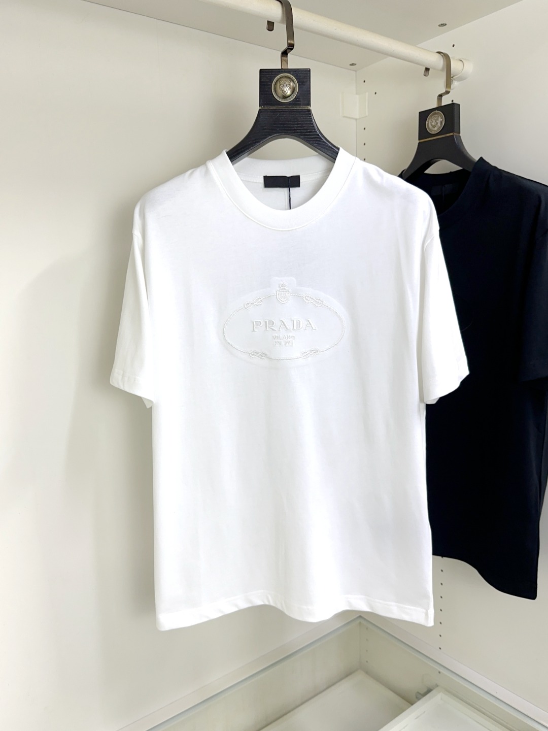 NO:126298,Prada Prada Fat Brother Gospel Maximum XL can wear 200 kilograms Top-level round neck casual short sleeves Top-level version High-end custom versatile styles Anyone can easily control the fabric is fully customized craftsmanship The latest logo design of the luxurious classic brand on the chest is very high-end, and those who understand goods must enter!  The style and tailoring are slim styles, which are very exquisite, showing aura and highlighting the exquisiteness of business men. This is the unique feature, the right slim fit, and the upper body effect is very good!  Size XS-XL (counter code is equivalent to M-3XL), prada, prada, T-shirt, alexander wang19860909Prada 普拉达 胖哥福音最大XL可穿200斤 顶级圆领休闲短袖 顶级版本 高级定制百搭款式 任何人都可以轻松驾驭 面料全订制工艺 胸前奢华经典品牌最新logo设计,非常显档次懂货的必须入！版型剪裁属于修身款 非常精致,显气场,又会凸显商务男士的精致,这就是独到之处,恰到好处的修身,上身效果非常赞！尺码XS-XL（专柜码等同M-3XL）,,prada,prada,T-shirt,alexander wang,Men's clothing