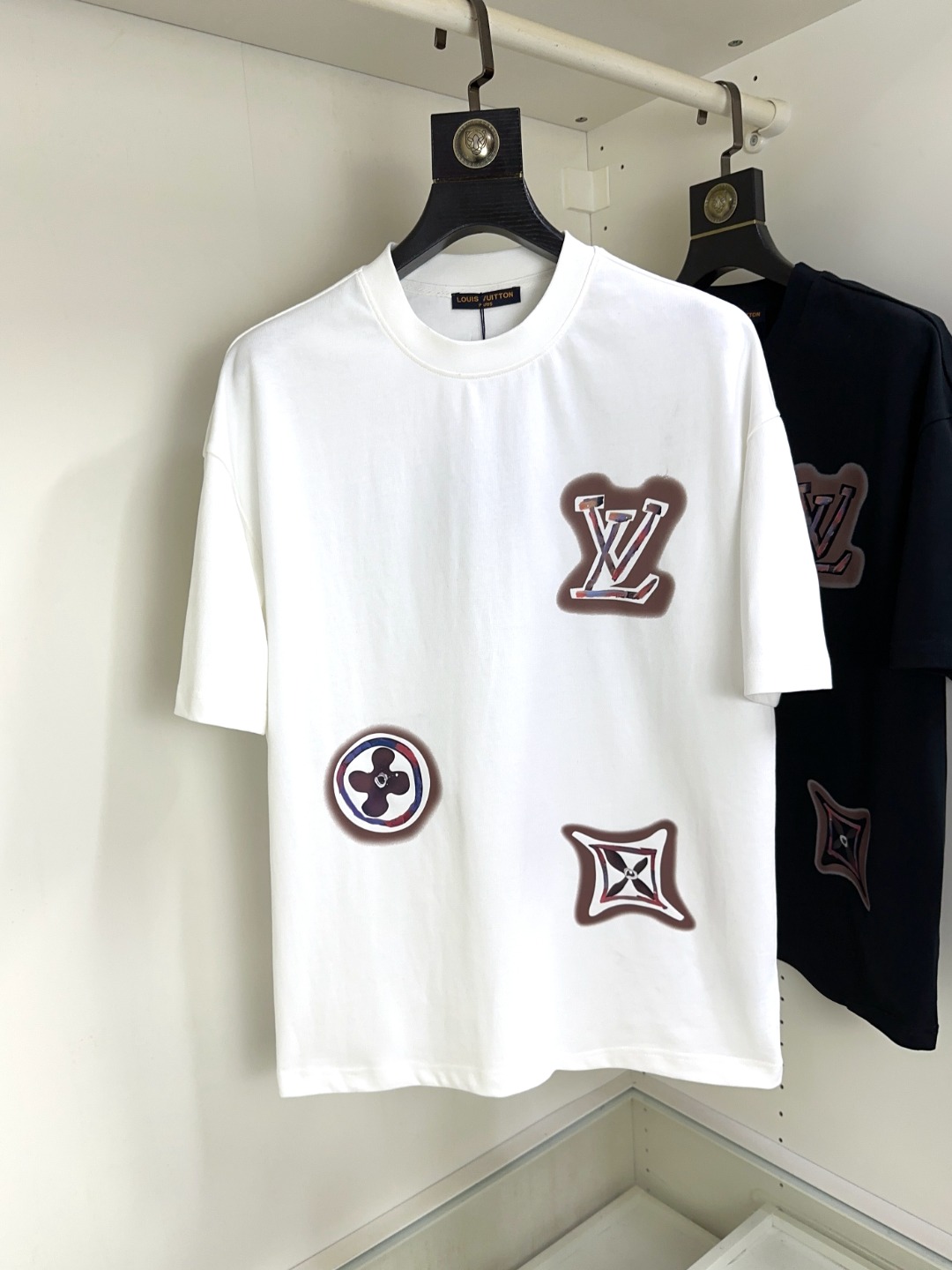 NO:126311,LV Louis Vuitton Top round neck casual short sleeves Top version High-end custom versatile styles Anyone can easily control the fabric is fully customized craftsmanship The latest logo design of the luxurious classic brand on the chest is very high-end, and those who understand goods must enter!  The style and tailoring are slim styles, which are very exquisite, showing aura and highlighting the exquisiteness of business men. This is the unique feature, the right slim fit, and the upper body effect is very good!  Size M-XXL, louis vuitton,louis vuitton,t-shirt,alexander wang19860909LV 路易威登 顶级圆领休闲短袖 顶级版本 高级定制百搭款式 任何人都可以轻松驾驭 面料全订制工艺 胸前奢华经典品牌最新logo设计,非常显档次懂货的必须入！版型剪裁属于修身款 非常精致,显气场,又会凸显商务男士的精致,这就是独到之处,恰到好处的修身,上身效果非常赞！尺码M-XXL,,louis vuitton,louis vuitton,T-shirt,alexander wang,Men's clothing