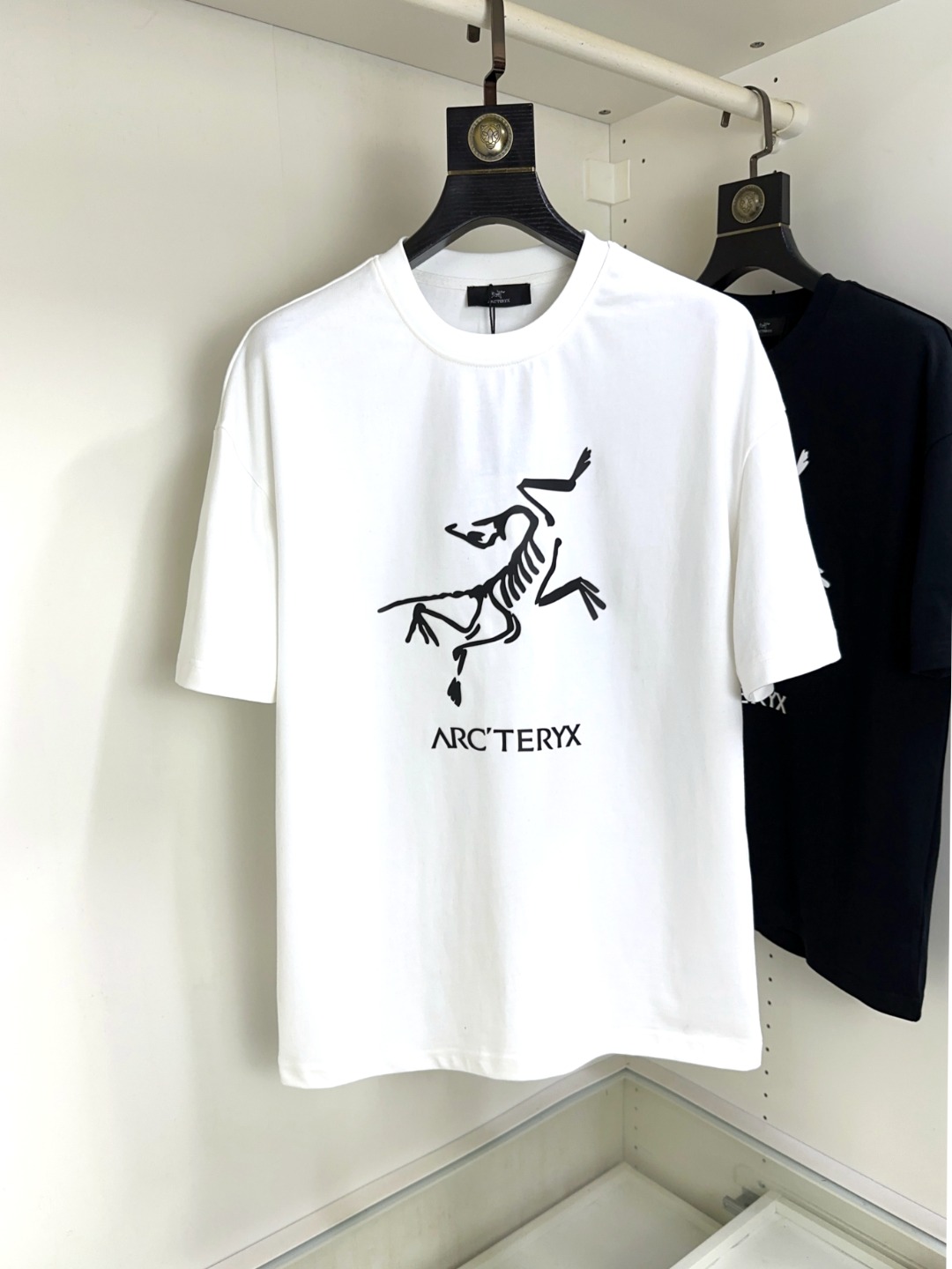 NO:126305,ARC Archaeopteryx Top round neck casual short sleeves Top version High-end custom versatile styles Anyone can easily control the fabric is fully customized craftsmanship The latest logo design of the luxurious classic brand on the chest is very high-end, and those who understand goods must enter!  The style and tailoring are slim styles, which are very exquisite, showing aura and highlighting the exquisiteness of business men. This is the unique feature, the right slim fit, and the upper body effect is very good!  Size M-XXL,arc'teryx,T-shirt,alexander wang19860909ARC 始祖鸟 顶级圆领休闲短袖 顶级版本 高级定制百搭款式 任何人都可以轻松驾驭 面料全订制工艺 胸前奢华经典品牌最新logo设计,非常显档次懂货的必须入！版型剪裁属于修身款 非常精致,显气场,又会凸显商务男士的精致,这就是独到之处,恰到好处的修身,上身效果非常赞！尺码M-XXL,arc'teryx,T-shirt,alexander wang,Men's clothing