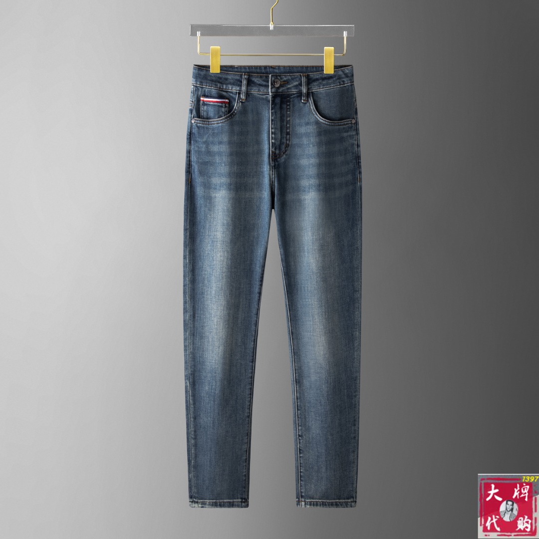 NO:126263,【TB Tom Brown】 New summer style, new taste and value sharing, popular jeans, very comfortable to wear, low-key and luxurious, very classy when worn, no need to say much about the trouser style and cutting, the upper body is exquisite and vivid. The truly first-class quality is truly palace-grade jeans, using Turkish cotton, produce the most famous tannin cloth, excellent quality, heavy washing makes the pants very soft!  The straight-footed style is not picky, the upper body is absolutely stylish, the expert design is extremely luxurious.  Count 29-38, thom browne, jeans, alexander wang19860909【 TB 汤姆布朗】 夏季新款 全新品味与价值共享 爆款牛仔裤 身穿着非常舒适 低调不失奢华 穿出去非常有档次,裤型款式和裁剪亦无需多言 上身精致跃然.真正一等一顶级质料 真正殿堂级的牛仔裤,选用土耳其的棉花 生产出最有名的单宁布 品质卓然,经过重水洗使得裤子很柔软！直脚的版型 不挑人 上身绝对的有型 达人设计 极度奢华．码数29-38,,thom browne,jeans,alexander wang,Men's clothing
