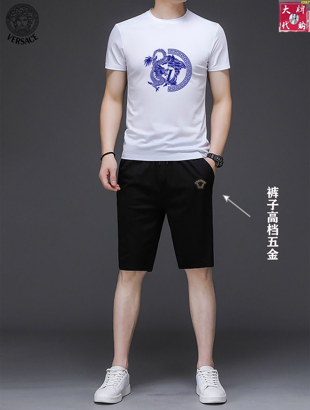 NO:126260,【Versace】New round neck shorts set for summer!  Mercerated fabric!  Exclusive first new product, the official website synchronizes the Milan catwalk style, the top quality goods in real photography (standard number of codes! The latest top official website original list, brand new experience, three-dimensional tailoring of the counter fabric, new hardware accessories, delicate and soft feel, comfortable and breathable upper body, big brand style, luxury and atmospheric texture only imported from Italy customization, versatile style, not picky to people, fine workmanship and meticulous, no pressure to enter and exit the counter, absolutely worth a piece of good goods! The number of codes M-5XL (can be worn about 210 kilograms),, versace, versace, shorts, alexander wang19860909【 Versace 范思哲】夏季新款圆领短裤套装！丝光面料！独家首发新品 官网同步米兰走秀款 实物拍摄顶级好货（标准码数！最新顶尖官网原单,全新体验 专柜面料立体剪裁 全新五金配件、手感细腻柔软 上身舒适透气 大牌风范 奢华大气 进口意大利定制才有的质感 百搭款式 穿着不挑人 ,做工精细一丝不苟 ,出入专柜无压力 绝对值得人手一件的好货！码数M-5XL（可穿210斤左右）,,versace,versace,shorts,alexander wang,Men's clothing