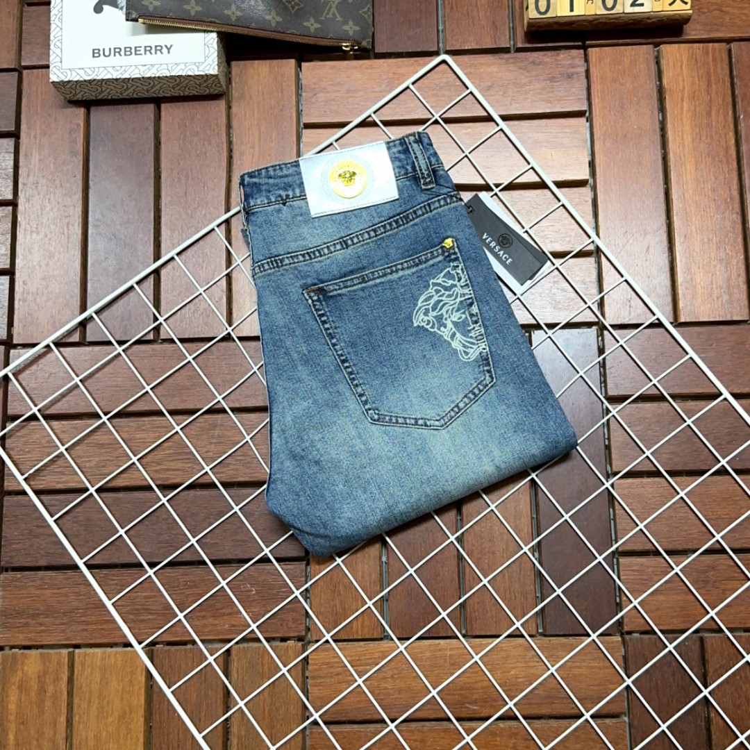 NO:127444,Versace The hot products are coming, new models and new products are available for sale in the counter. The original jeans in physical stores are already 1:1 good products for the original jeans in all ages. The highest version of the imported European fabric in the market is comfortable, soft and skin-friendly, with super cool and fashionable and versatile effect, straight and stylish, a must-have for the wardrobe!  Suitable for any occasion Size 29-40, versace, versace, jeans, alexander wang19860909Versace 范思哲 爆款来袭 新款新品 专柜有售 实体店已极品牛仔裤专柜原版1:1好货,适合各个年龄段.市场最高版本的欧洲进口面料.舒适柔软亲肤,上身效果超级棒时尚百搭,笔挺有型,衣橱必备！适合任何场合穿着 尺码29-40,,versace,versace,jeans,alexander wang,Men's clothing
