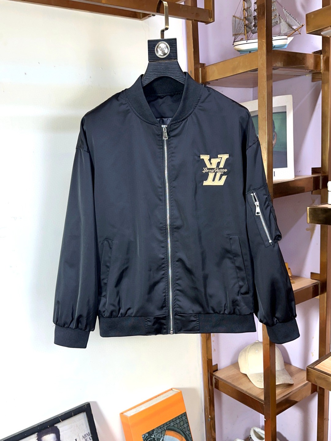 NO:127422,LV Louis Vuitton New Fashion High-end Men's Style, Classic Jacket Recommended!  Men's jacket, fashionable and casual jacket, high-woven and super delicate high-tech smooth composite fabric material, the texture of the fabric is very high-end and delicate, with a strong sense of class, and the auxiliary materials are all customized to create a brand logo. It is both business and casual, and the style is versatile and suitable for all occasions. Anyone can easily control it!  Code number M-3XL, louis vuitton,louis vuitton,jackets & coats,jackets & coats,alexander wang19860909LV 路易威登 新款时尚高端男款,经典爆款夹克推荐！男士外套,时尚休闲外套夹克 ,高织超细腻的高科技爽滑复合布材质,面料的质感很高档细腻,档次感强 ,辅料全定制出品牌logo.商务休闲兼备款,款式百搭适合各种场合 ,任何人都可以轻松驾驭！码数M-3XL,,louis vuitton,louis vuitton,jackets & coats,jackets & coats,alexander wang,Men's clothing