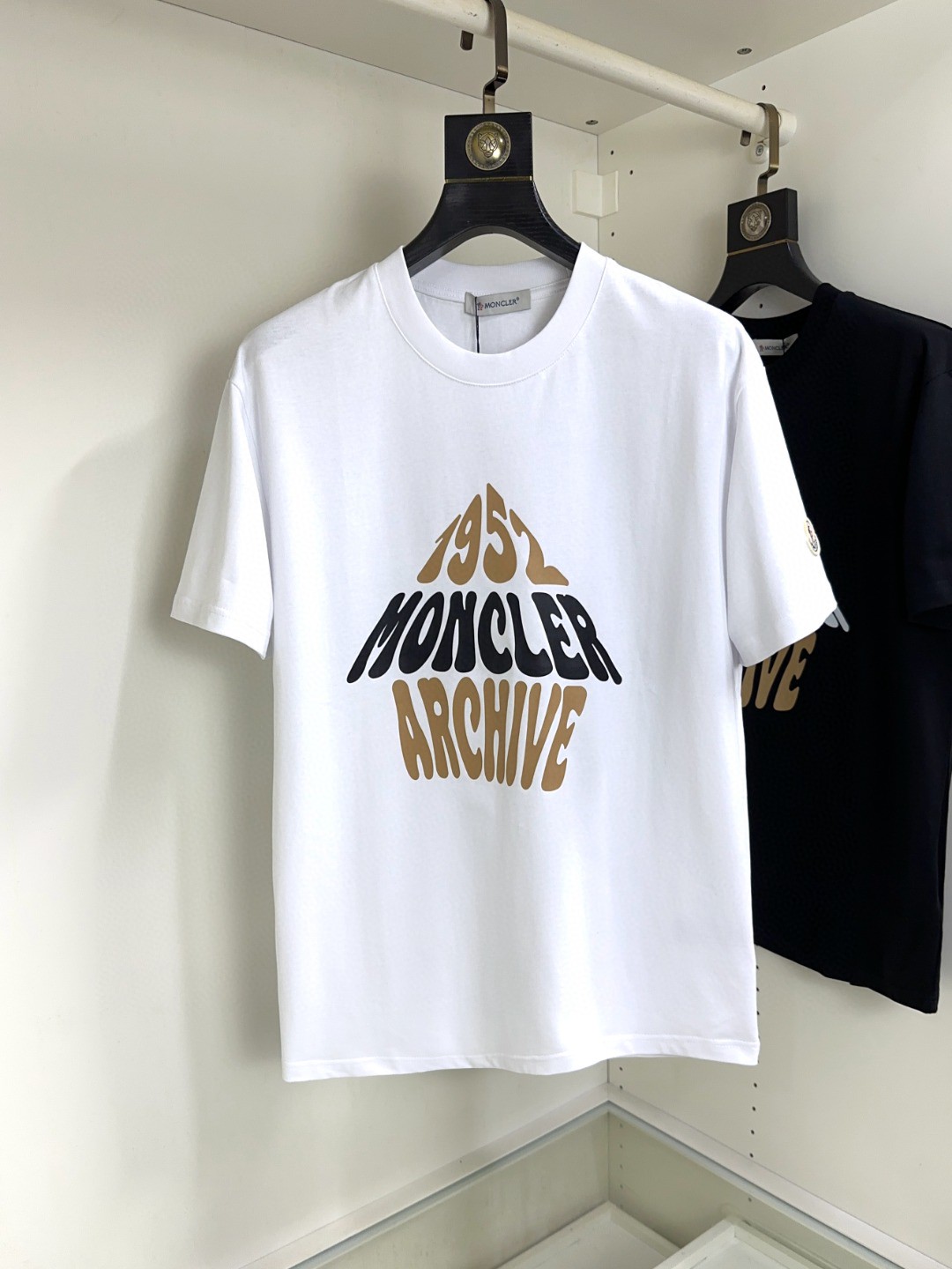 NO:427538,Moncler masked top round neck casual short sleeve high-end custom versatile styles that anyone can easily control. The fabric is fully customized craftsmanship, the latest logo design of the luxurious classic brand on the chest, which is very high-end and must be entered if you understand the goods!  The style and tailoring are slim styles, which are very exquisite, showing aura and highlighting the exquisiteness of business men. This is the unique feature, the right slim fit, and the upper body effect is very good!  Size S-XL can wear 190 catties, Moncler, T-shirt, alexander wang19860909Moncler 蒙口 顶级圆领休闲短袖高级定制百搭款式 任何人都可以轻松驾驭 面料全订制工艺 胸前奢华经典品牌最新logo设计,非常显档次懂货的必须入！版型剪裁属于修身款 非常精致,显气场,又会凸显商务男士的精致,这就是独到之处,恰到好处的修身,上身效果非常赞！尺码S-XL 可穿190斤,,Moncler,T-shirt,alexander wang,Men's clothing