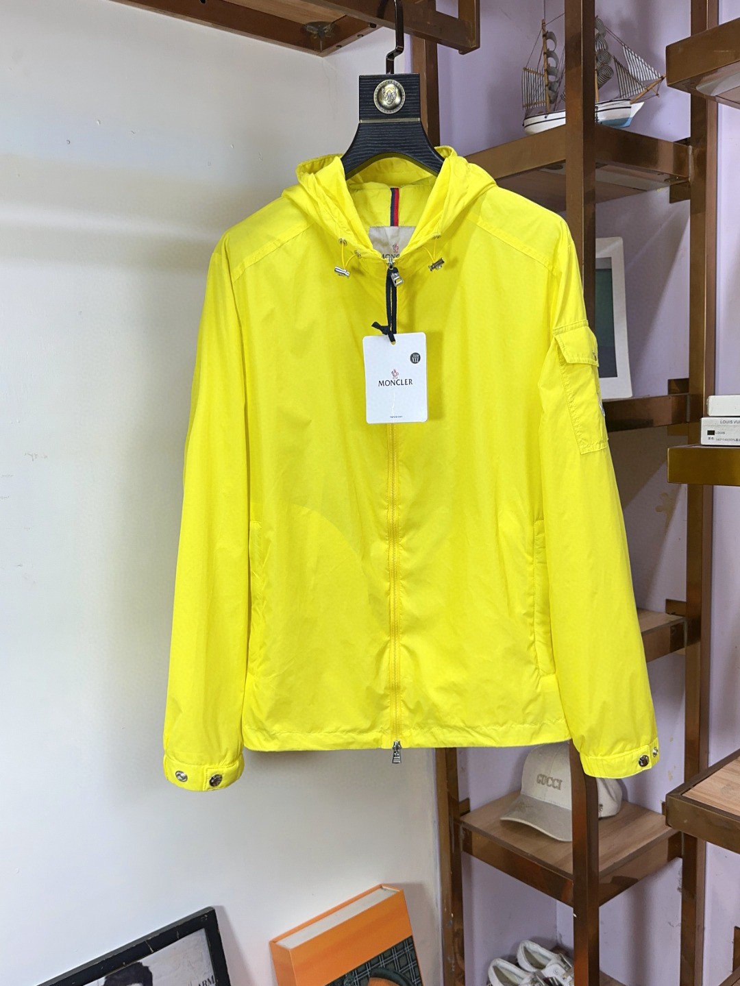 NO:131128,Moncler mask, top-quality business versatile jacket, high-end custom versatile style, anyone can easily control it, full-custom fabric craftsmanship, the latest logo design of luxury classic brand on the chest, very high-end, those who understand goods must enter!  The style and tailoring are slim styles, which are very exquisite, showing aura and highlighting the exquisiteness of business men. This is the unique feature, the right slim fit, and the upper body effect is very good!  Size M-3XL (maximum wear to 190 catties), christian louboutin, Moncler, jackets & coats, alexander wang19860909Moncler 蒙口 顶级商务百搭外套高级定制百搭款式 任何人都可以轻松驾驭 面料全订制工艺 胸前奢华经典品牌最新logo设计,非常显档次懂货的必须入！版型剪裁属于修身款 非常精致,显气场,又会凸显商务男士的精致,这就是独到之处,恰到好处的修身,上身效果非常赞！尺码M-3XL（最大穿到190斤）,,christian louboutin,Moncler,jackets & coats,alexander wang,Men's clothing