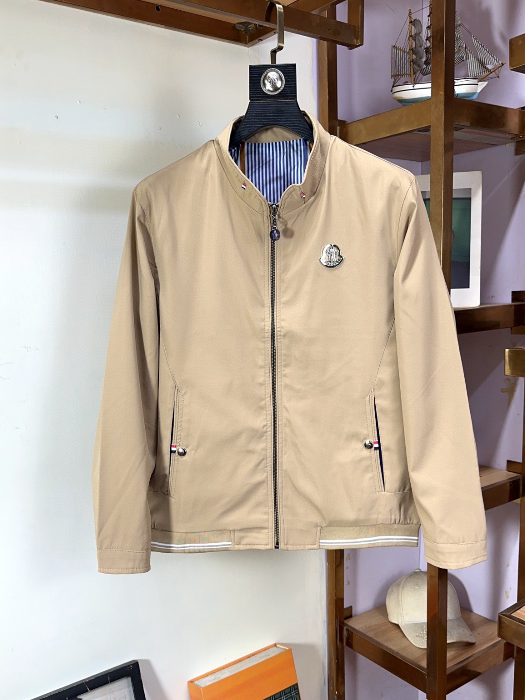 NO:127411,Monlcer cover-up Fat Brother Gospel 5XL can wear 220 catties new fashionable high-end men's style, classic and explosive jackets are recommended for warmth!  Men's jacket, fashionable and casual jacket, high-woven and super delicate high-tech smooth composite fabric material, the texture of the fabric is very high-end and delicate, with a strong sense of class, large logo embroidery design on the chest, and all accessories are customized to create a brand logo. It is both business and casual, and the style is versatile and suitable for all occasions, and anyone can easily control it!  Code number M-5XL, Moncler, jackets & coats, jackets & coats, alexander wang19860909Monlcer蒙口 胖哥福音5XL可穿220斤新款时尚高端男款,经典爆款夹克保暖推荐！男士外套,时尚休闲外套夹克 ,高织超细腻的高科技爽滑复合布材质,面料的质感很高档细腻,档次感强 ,胸前大logo刺绣设计,辅料全定制出品牌logo.商务休闲兼备款,款式百搭适合各种场合 ,任何人都可以轻松驾驭！码数M-5XL,,Moncler,jackets & coats,jackets & coats,alexander wang,Men's clothing