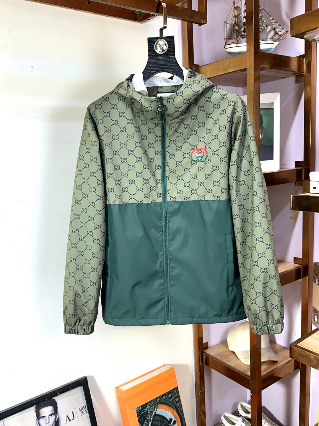 NO:127413,GUCCI Guqi new style, fashionable high-end men's style, classic and explosive jackets are recommended for warmth!  Men's jacket, fashionable and casual jacket, high-woven and super delicate high-tech smooth composite fabric material, the texture of the fabric is very high-end and delicate, with a strong sense of class, large logo embroidery design on the chest, and all accessories are customized to create a brand logo. It is both business and casual, and the style is versatile and suitable for all occasions, and anyone can easily control it!  Code number M-3XL, gucci, jackets & coats, jackets & coats, alexander wang19860909GUCCI古奇新款时尚高端男款,经典爆款夹克保暖推荐！男士外套,时尚休闲外套夹克 ,高织超细腻的高科技爽滑复合布材质,面料的质感很高档细腻,档次感强 ,胸前大logo刺绣设计,辅料全定制出品牌logo.商务休闲兼备款,款式百搭适合各种场合 ,任何人都可以轻松驾驭！码数M-3XL,,gucci,jackets & coats,jackets & coats,alexander wang,Men's clothing