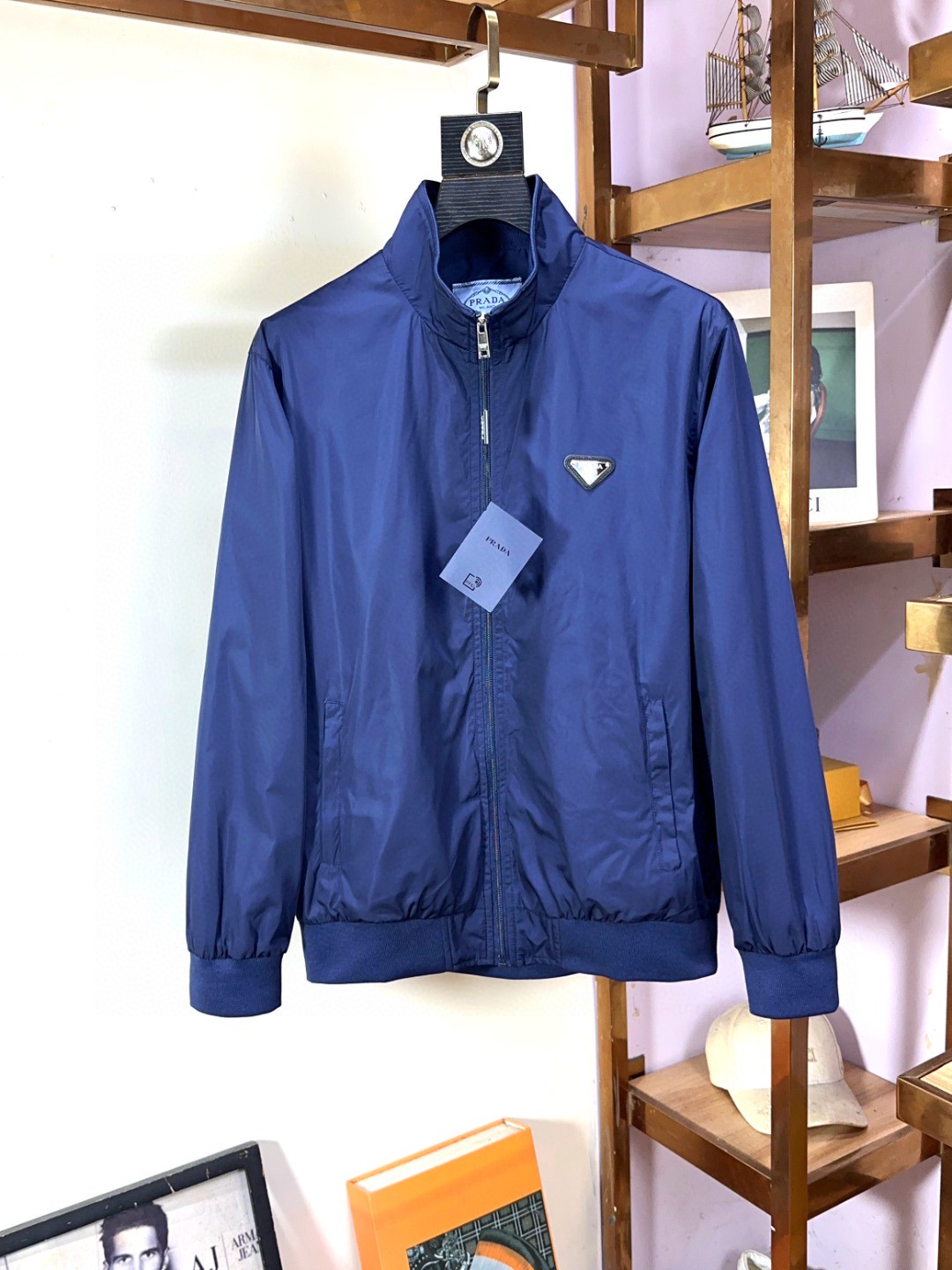 NO:127407,Prada New fashion high-end men's style, classic jacket recommendations!  Men's jacket, fashionable and casual jacket, high-woven and super delicate high-tech smooth composite fabric material, the texture of the fabric is very high-end and delicate, with a strong sense of class, and the auxiliary materials are all customized to create a brand logo. It is both business and casual, and the style is versatile and suitable for all occasions. Anyone can easily control it!  Code number M-3XL, prada, prada, jackets & coats, jackets & coats, alexander wang19860909Prada 普拉达 新款时尚高端男款,经典爆款夹克推荐！男士外套,时尚休闲外套夹克 ,高织超细腻的高科技爽滑复合布材质,面料的质感很高档细腻,档次感强 ,辅料全定制出品牌logo.商务休闲兼备款,款式百搭适合各种场合 ,任何人都可以轻松驾驭！码数M-3XL,,prada,prada,jackets & coats,jackets & coats,alexander wang,Men's clothing